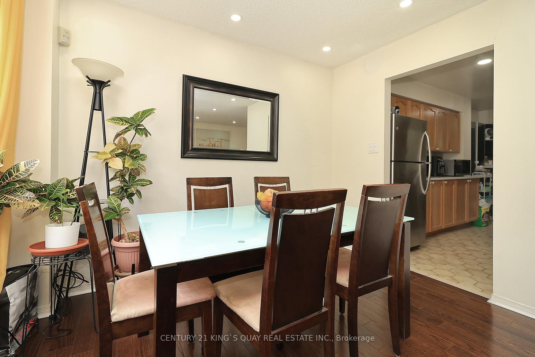 4 Bedrooms Condo at 25 Whitecap, Toronto For sale