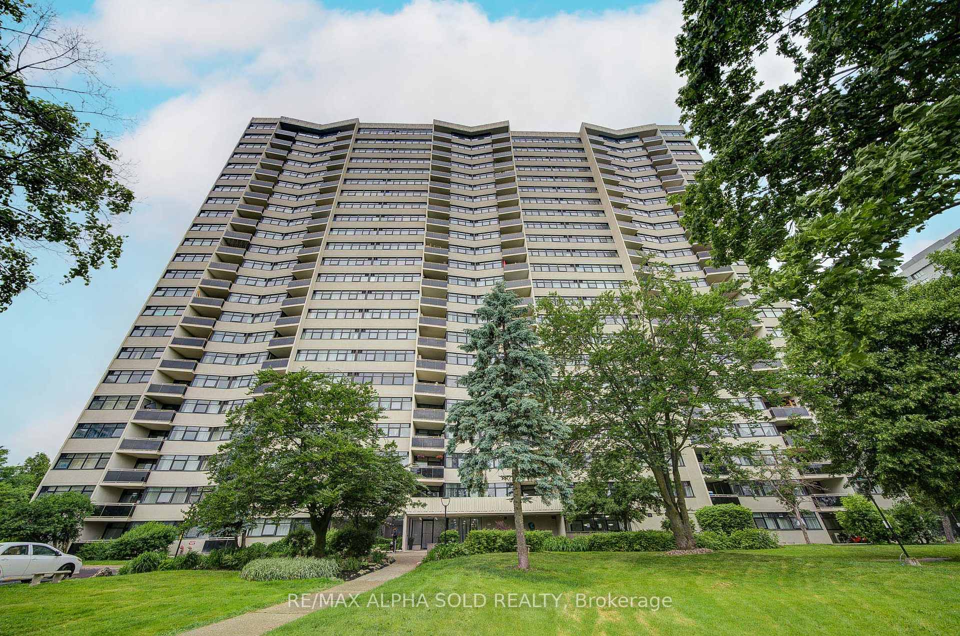 3 Bedrooms Condo at 100 Echo Point, Toronto For sale