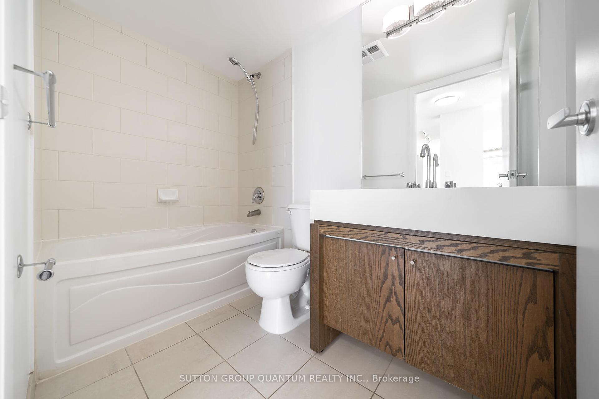 3 Bedrooms Condo at 81 Navy Wharf,  Toronto For sale