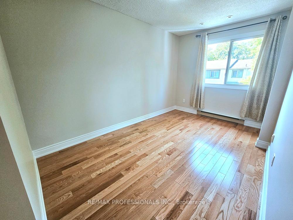 4 Bedrooms Condo at 2651 Aquitaine, Mississauga For sale
