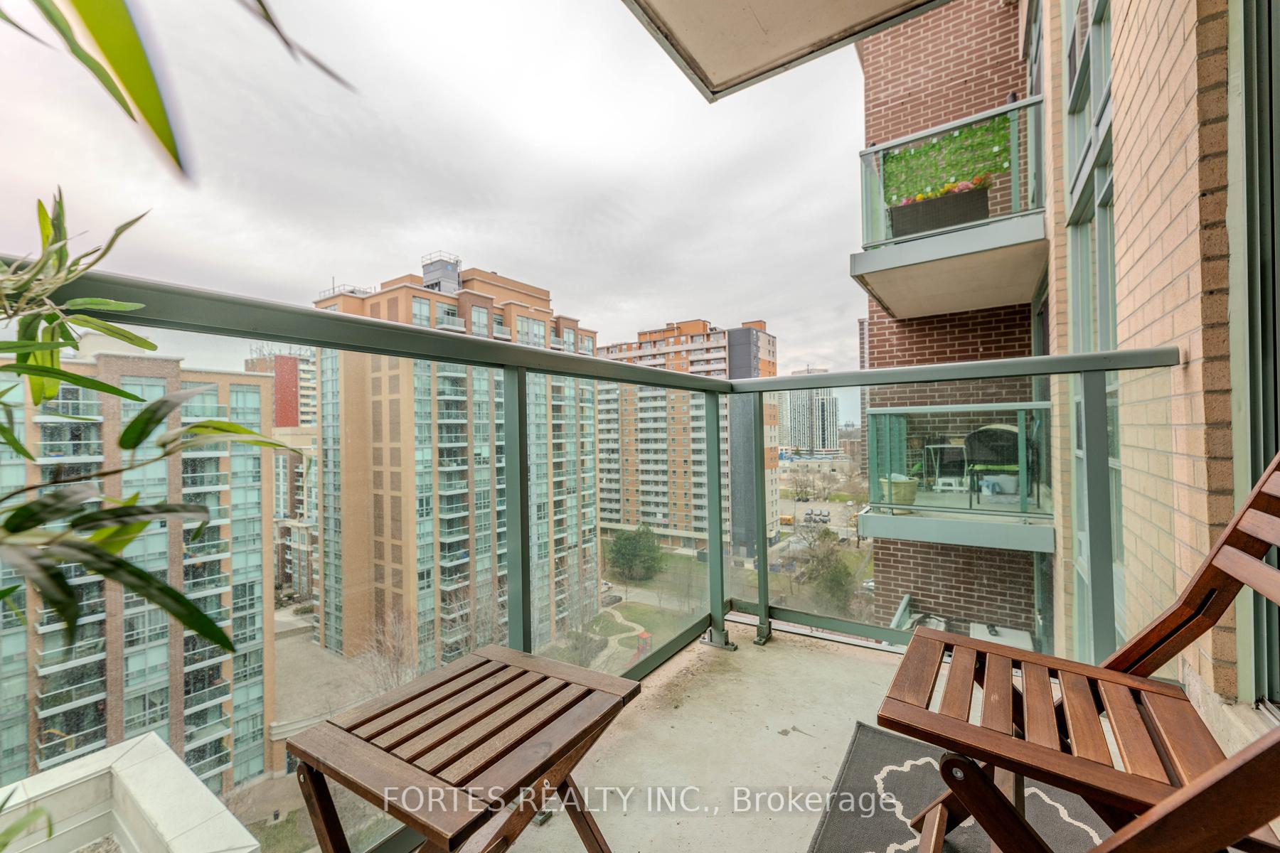 2 Bedrooms Condo at 9 Michael Power,  Toronto For sale