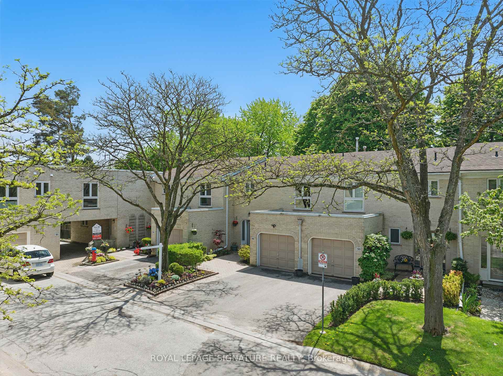 4 Bedrooms Condo at 96 Crimson Mill, Toronto For sale