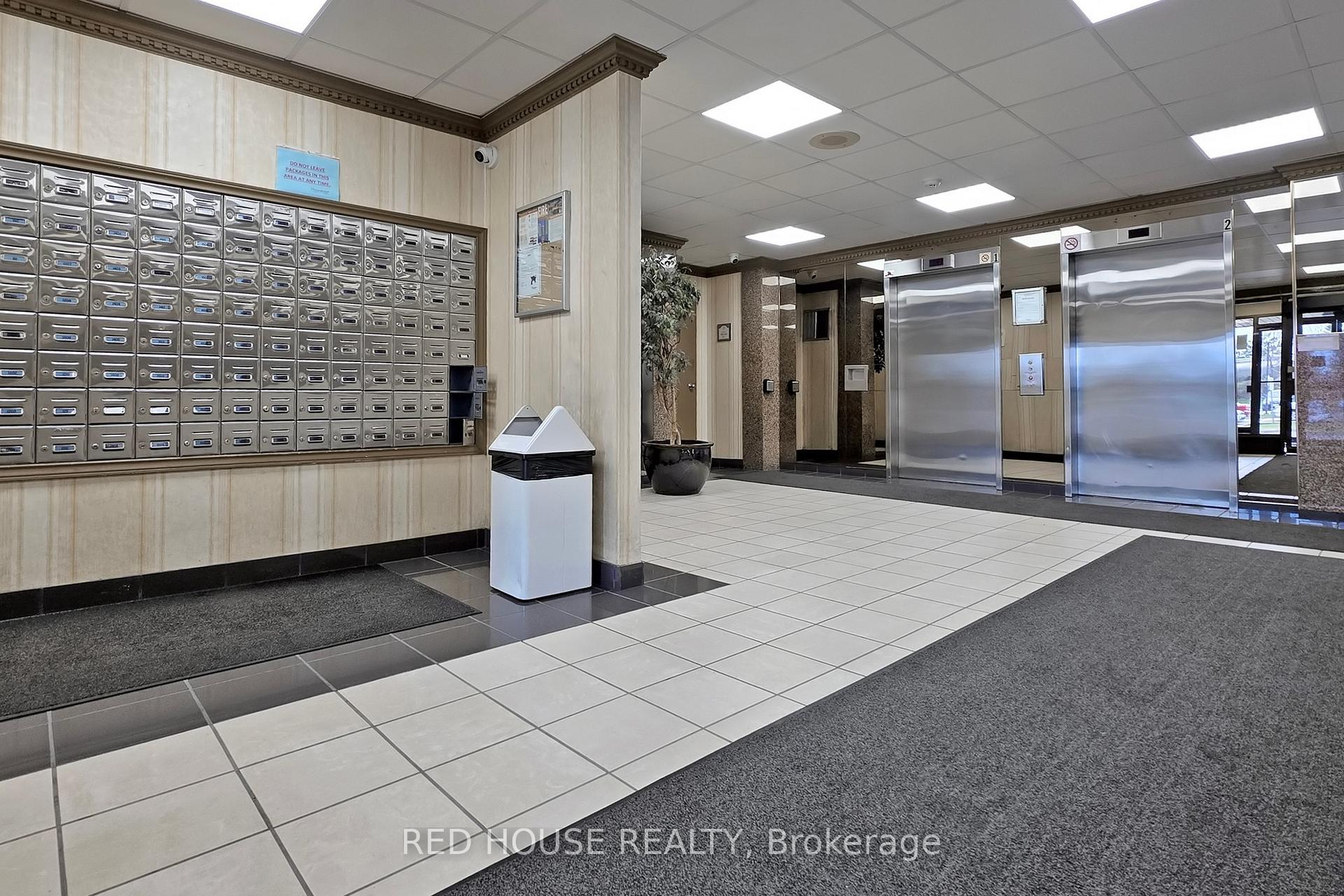 2 Bedrooms Condo at 10 Markbrook,  Toronto For sale