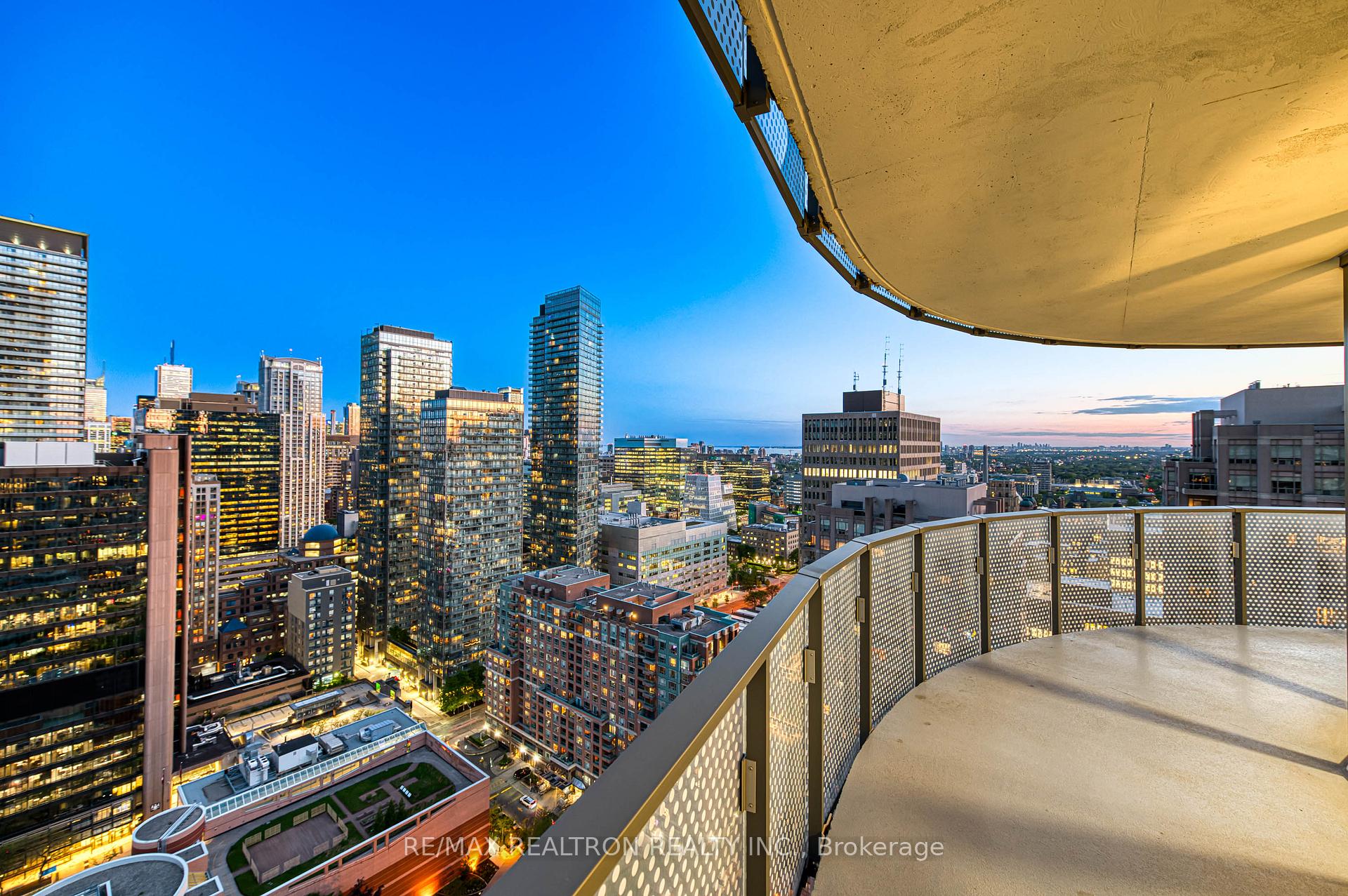 3 Bedrooms Condo at 11 Wellesley, Toronto For sale