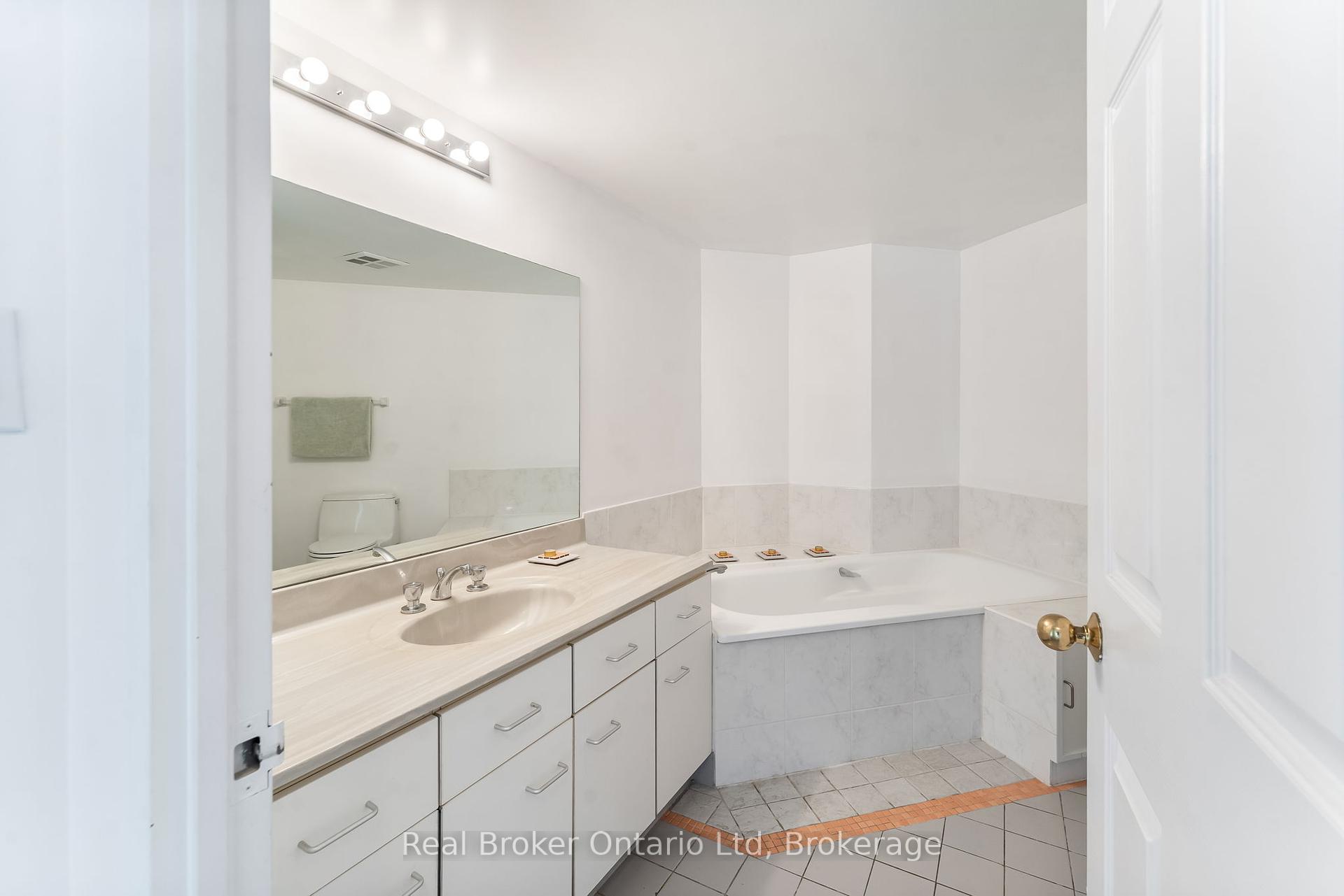 2 Bedrooms Condo at 10 Kenneth, Toronto For sale