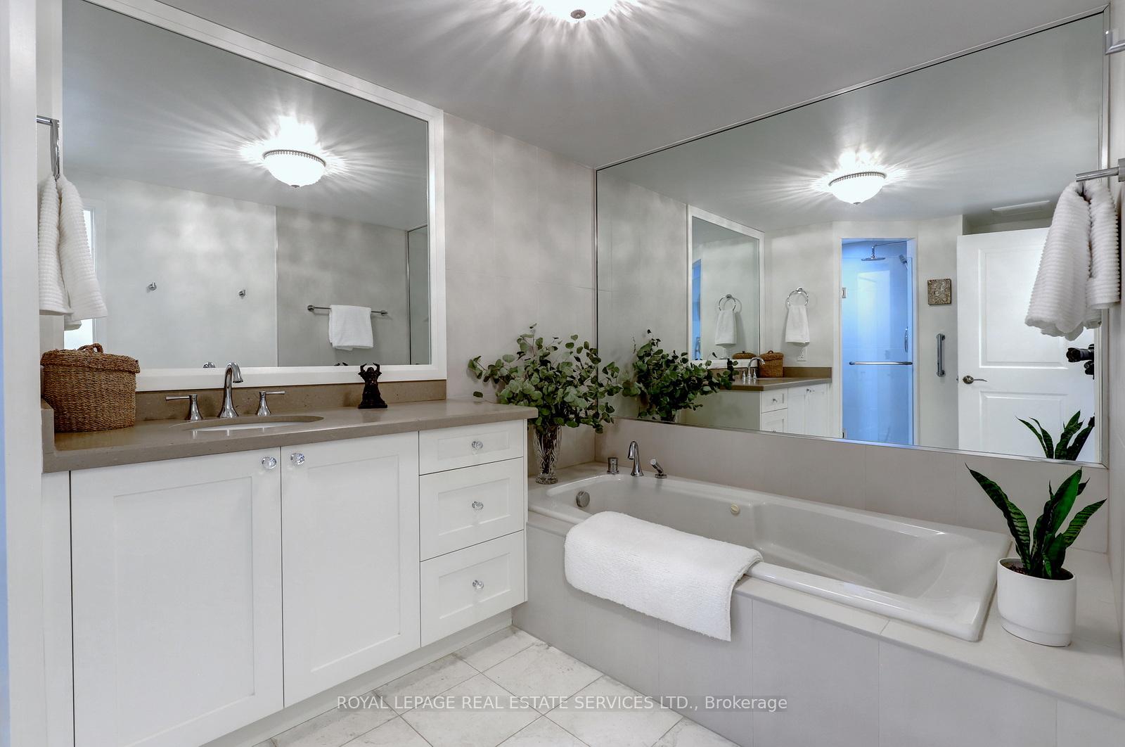 2 Bedrooms Condo at 2190 Lakeshore, Burlington For sale