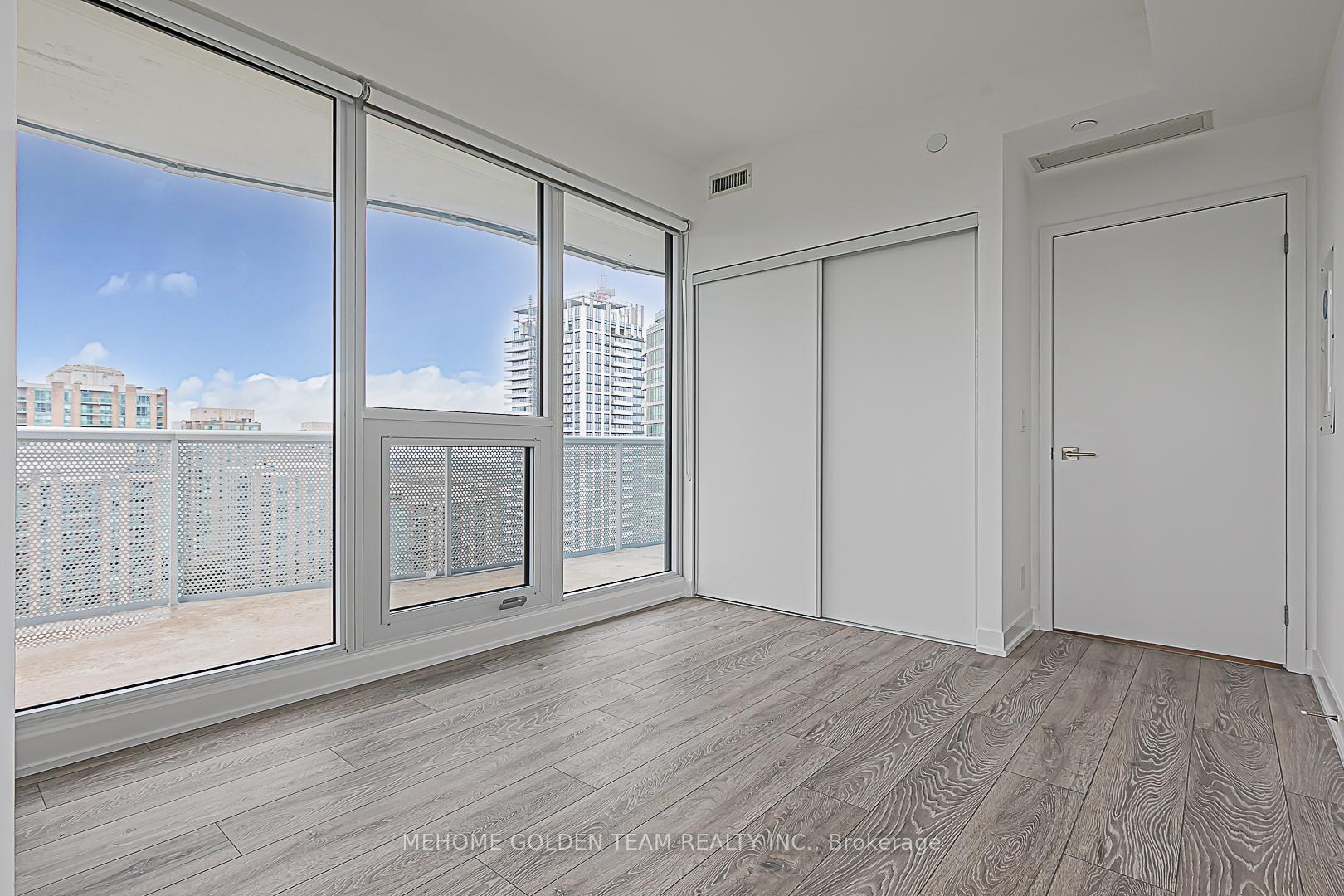 3 Bedrooms Condo at 15 Holmes, Toronto For sale