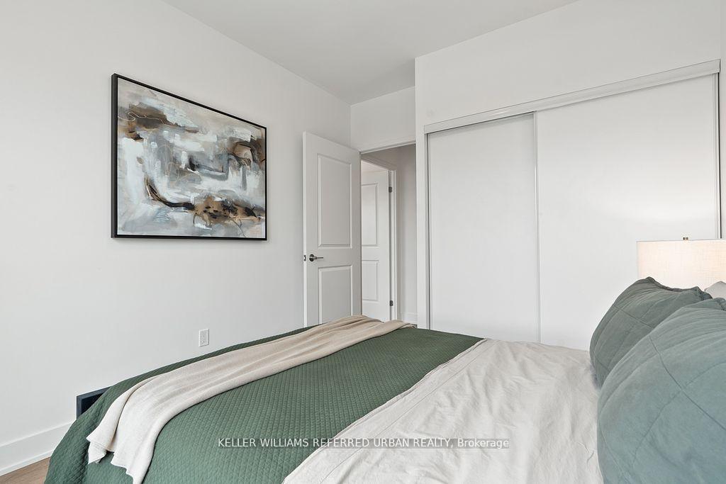 2 Bedrooms Condo at 202 Burnhamthorpe, Mississauga For sale