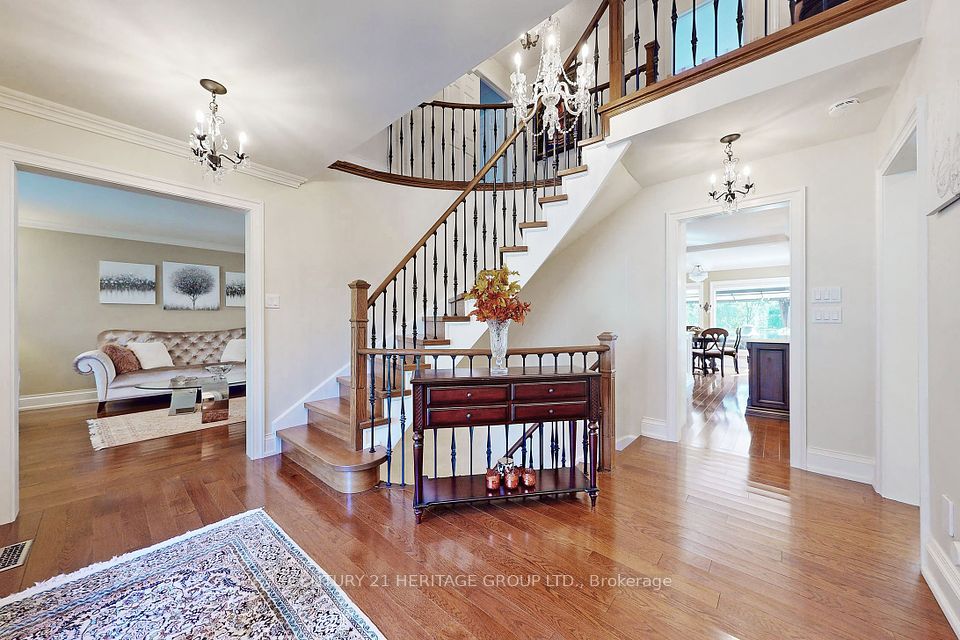 8 Petch Crescent, Aurora, ON L4G 5N7