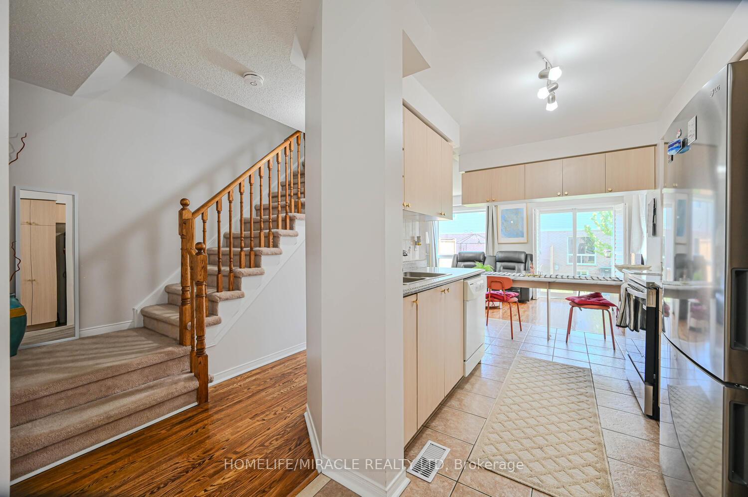 2 Bedrooms Condo at 5255 Guildwood, Mississauga For sale
