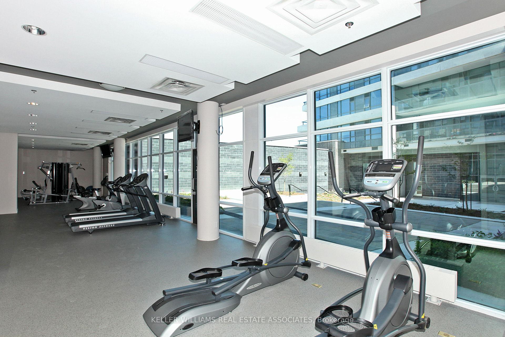 2 Bedrooms Condo at 1 Hurontario, Mississauga For sale
