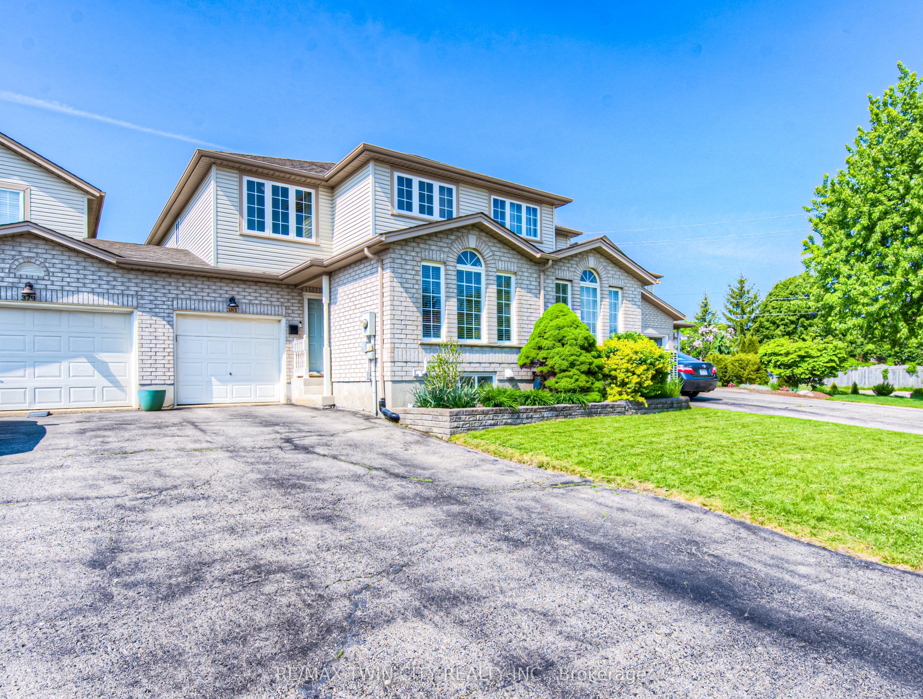 381 University Downs Crescent