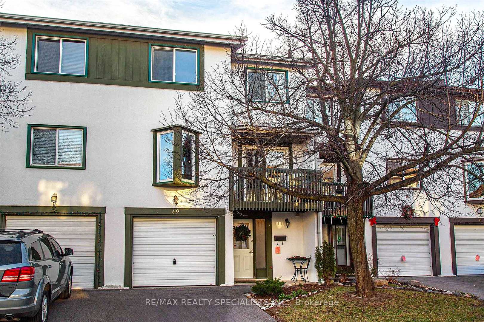 4 Bedrooms Condo at 2651 Aquitaine, Mississauga For sale
