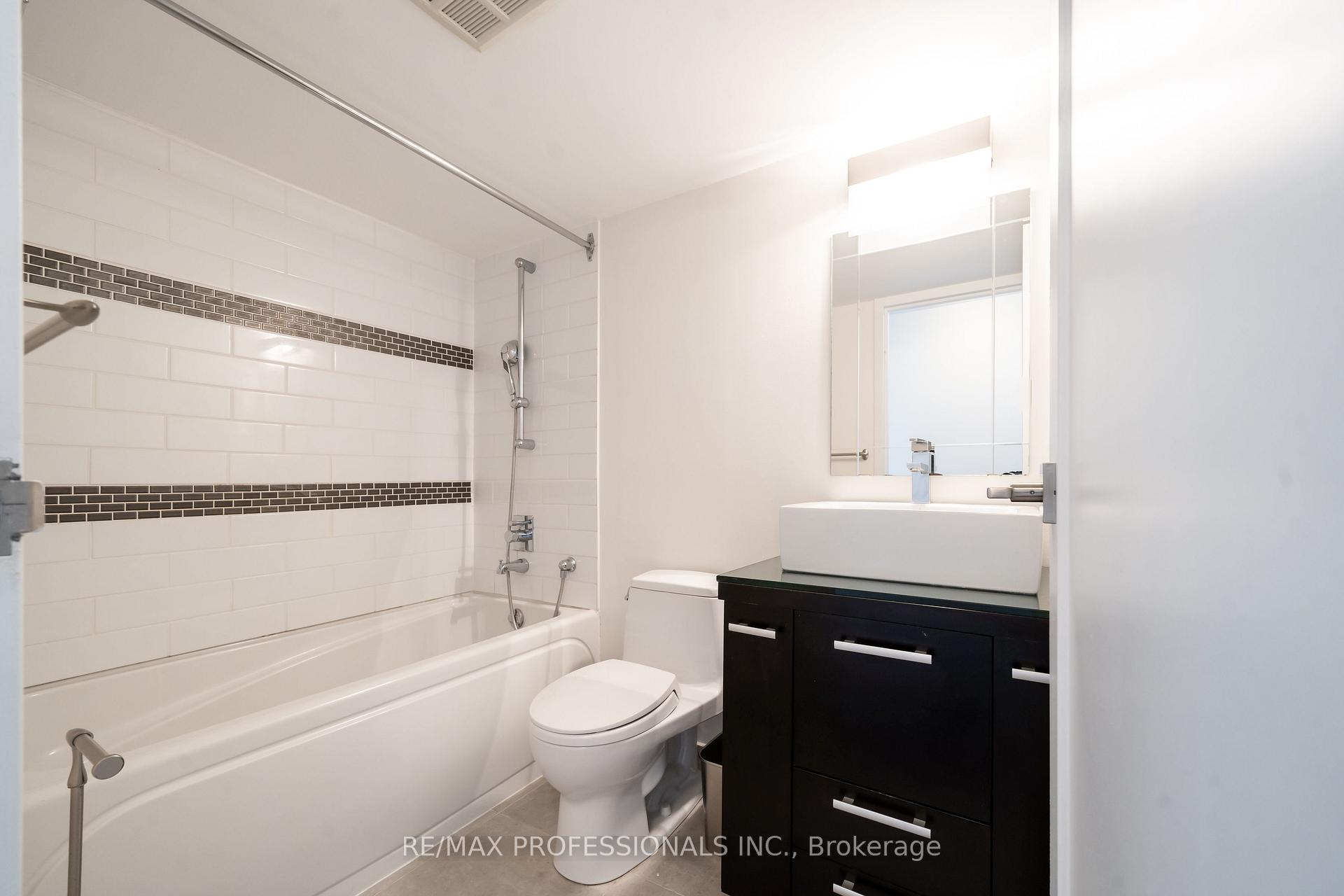 2 Bedrooms Condo at 25 The Esplanade, Toronto For sale