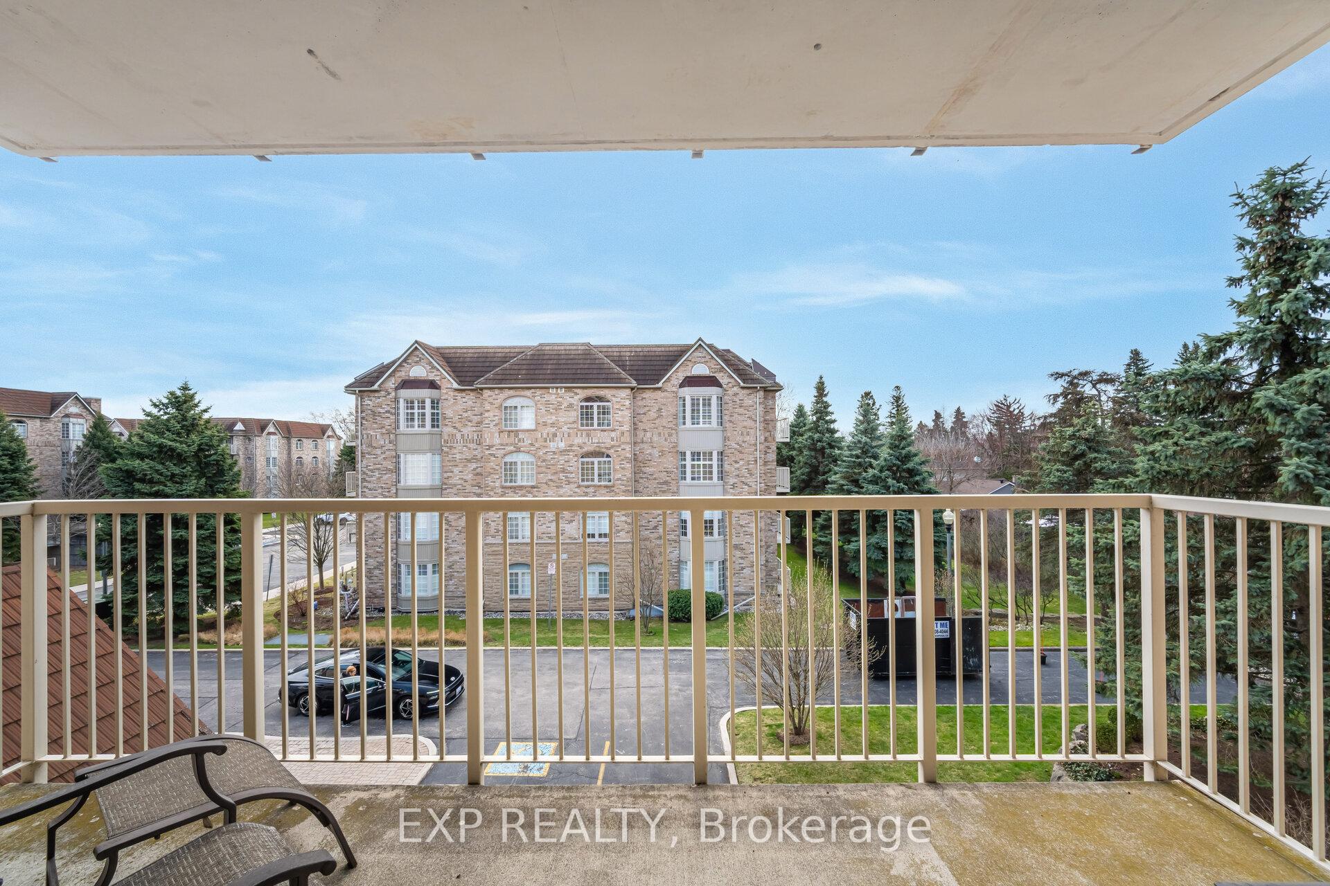 2 Bedrooms Condo at 216 Plains, Burlington For sale