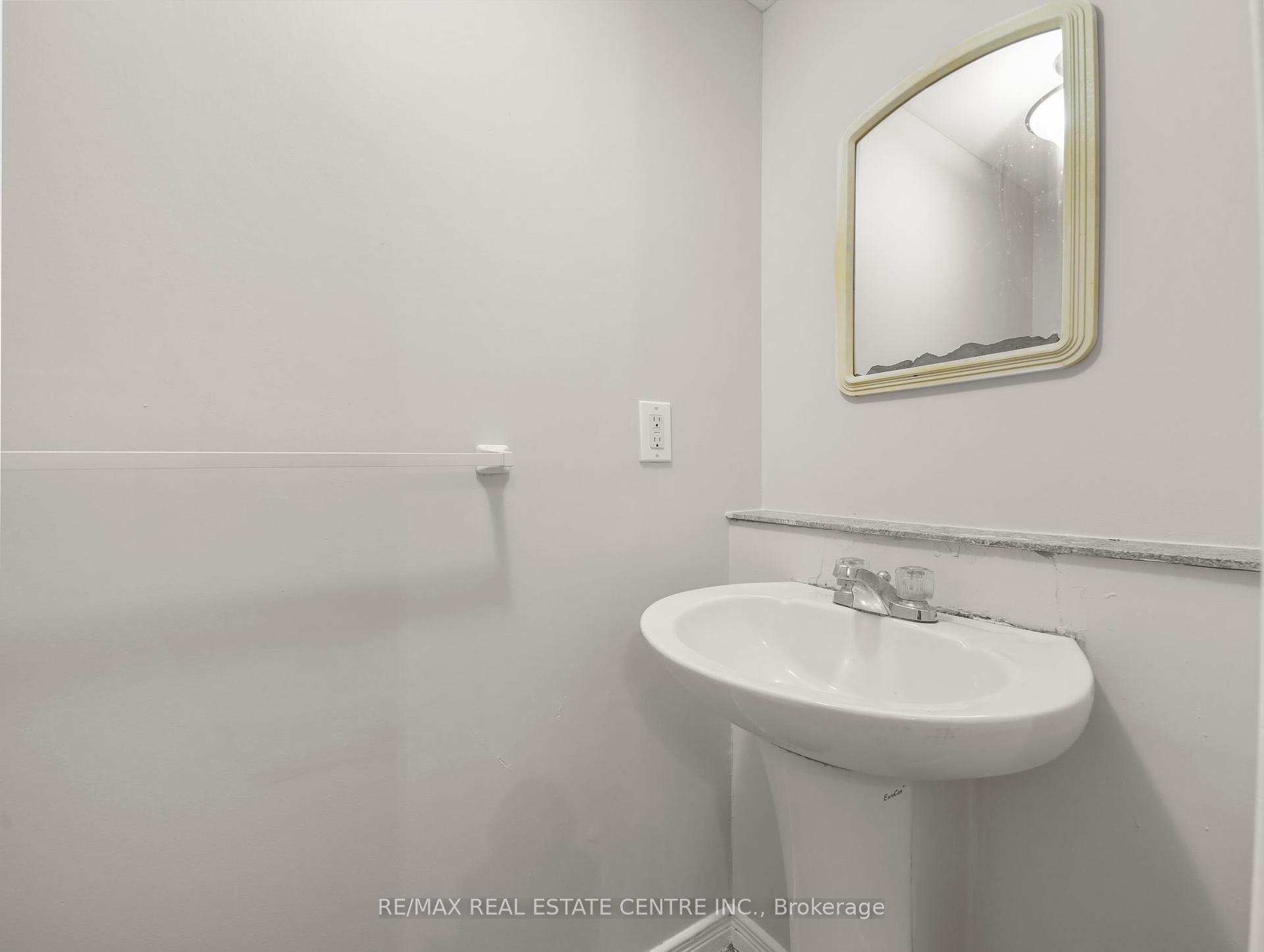 3 Bedrooms Condo at 2779 Gananoque, Mississauga For sale