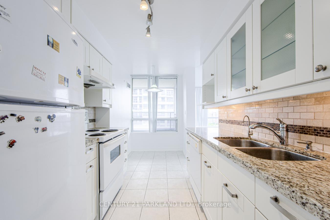3 Bedrooms Condo at 8 Rean, Toronto For sale