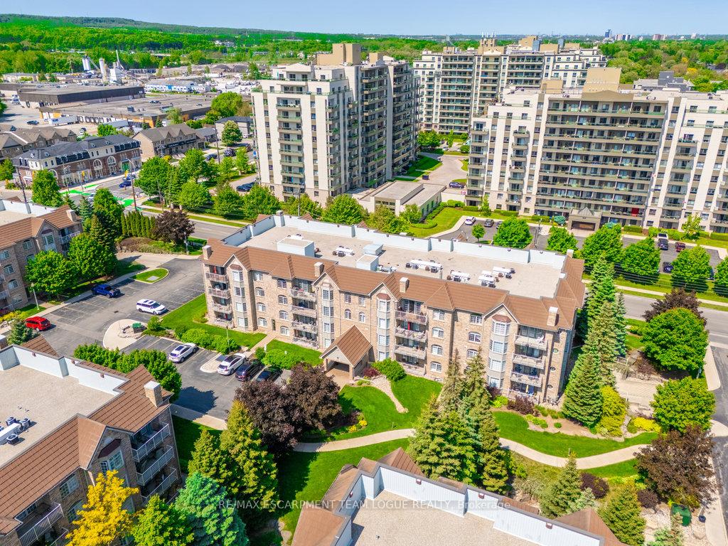 2 Bedrooms Condo at 216 Plains Road West, Burlington For sale