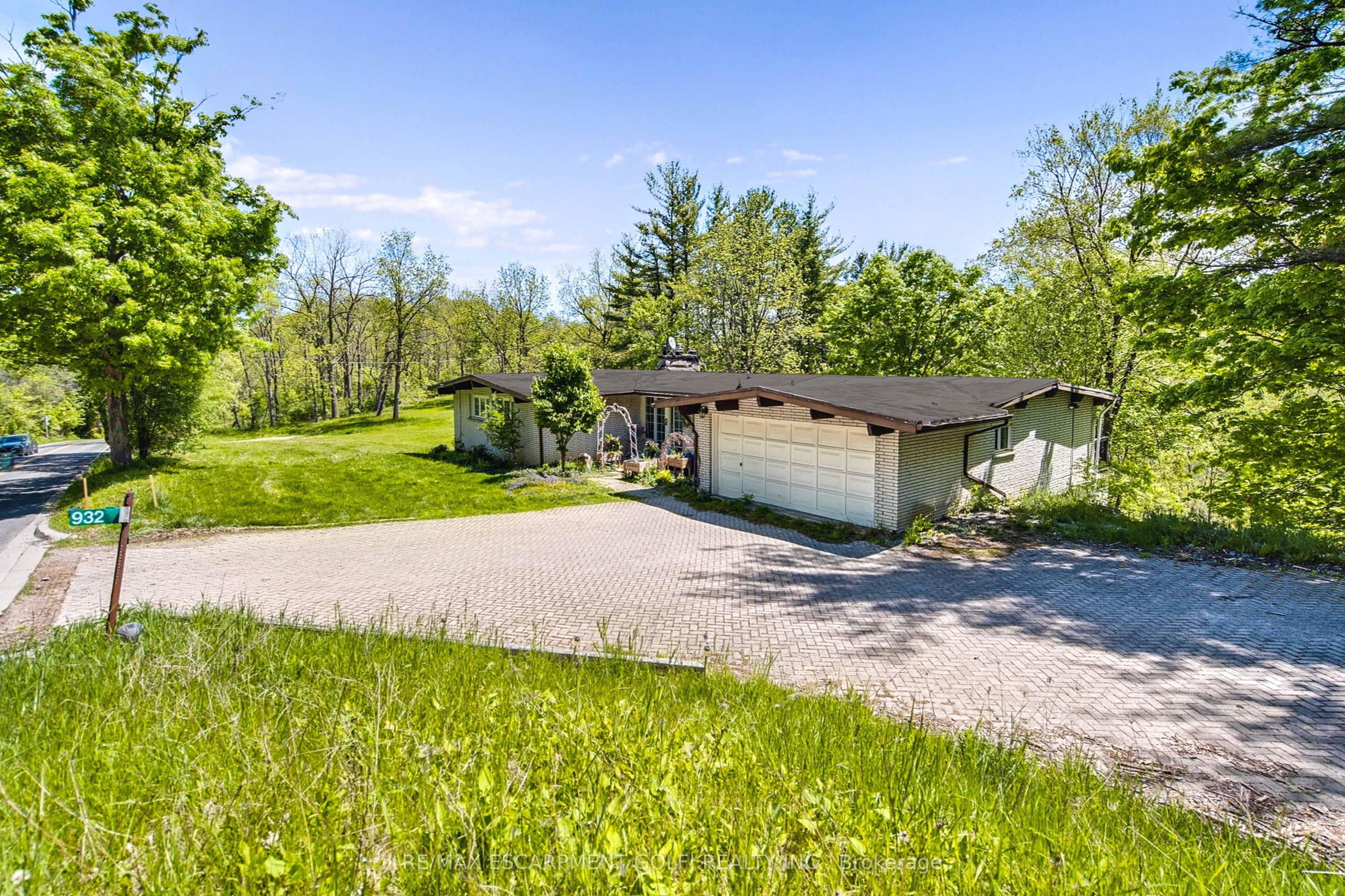 932 OLD DUNDAS Road