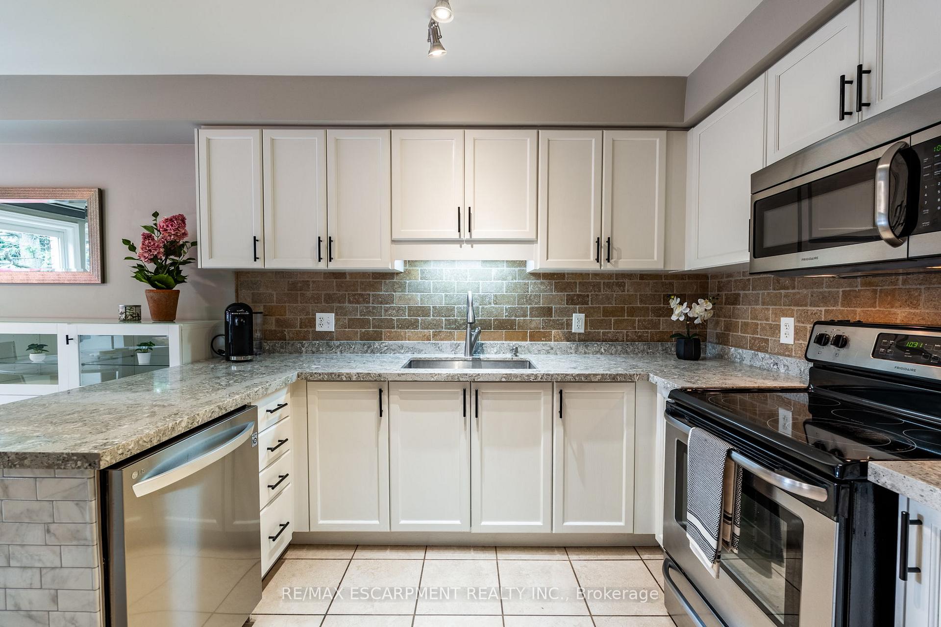 3 Bedrooms Condo at 1461 Upper Gage, Hamilton For sale