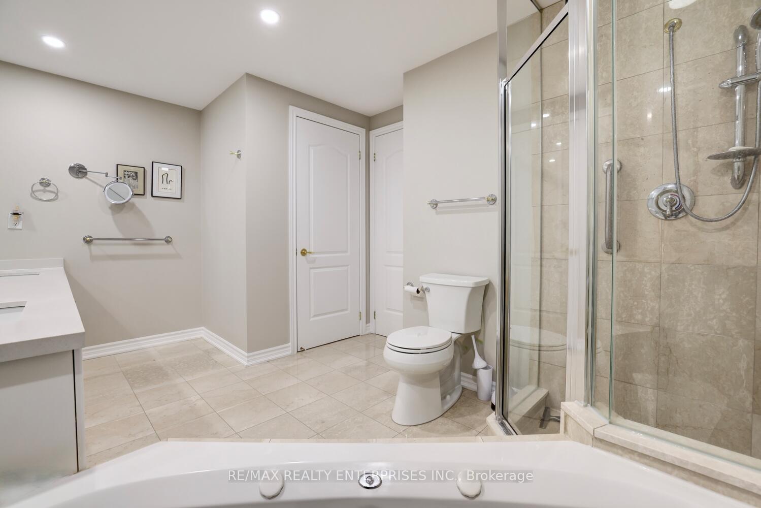 3 Bedrooms Condo at 1900 The Collegeway, Mississauga For sale