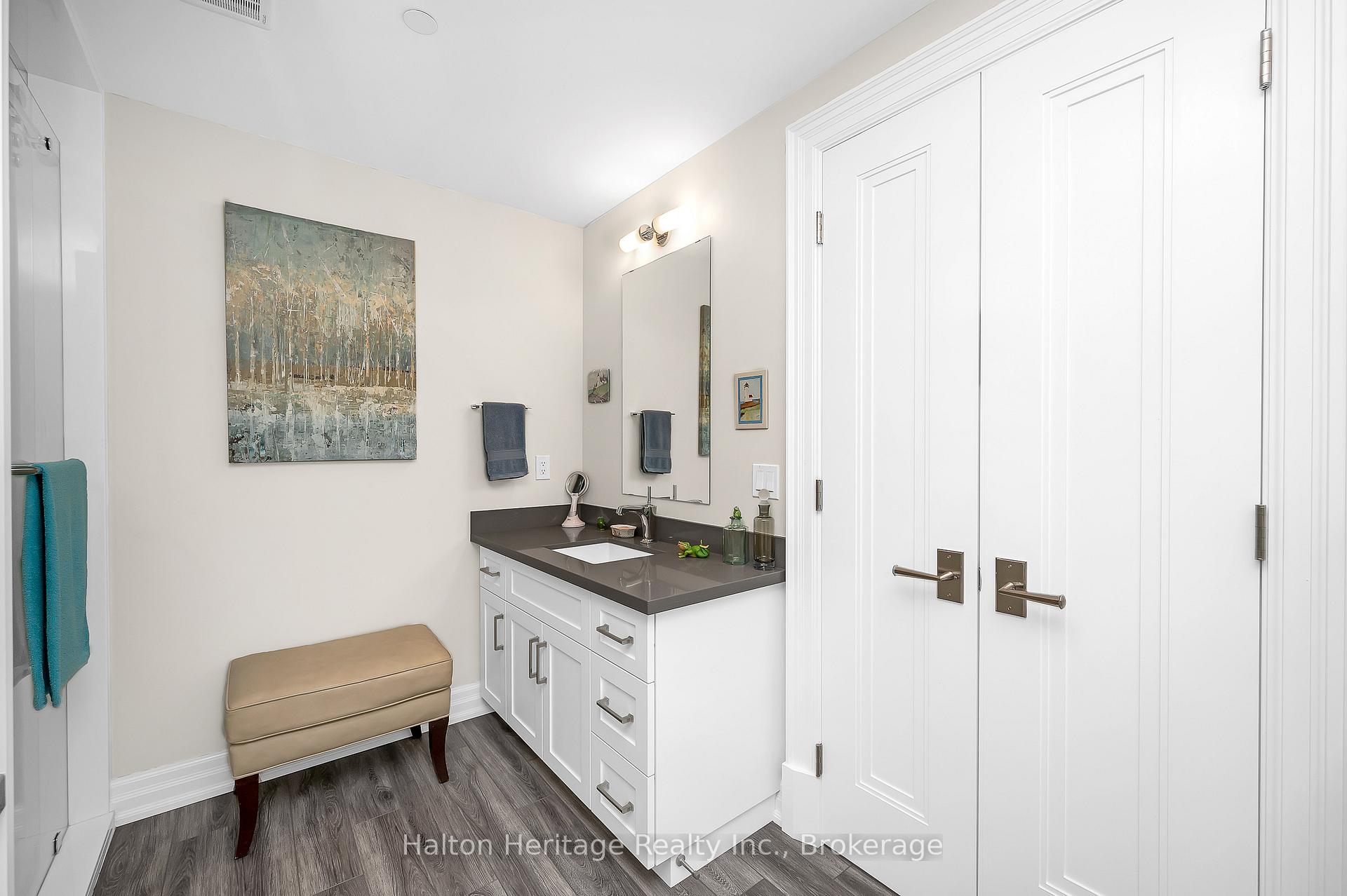 2 Bedrooms Condo at 2060 Lakeshore, Burlington For sale