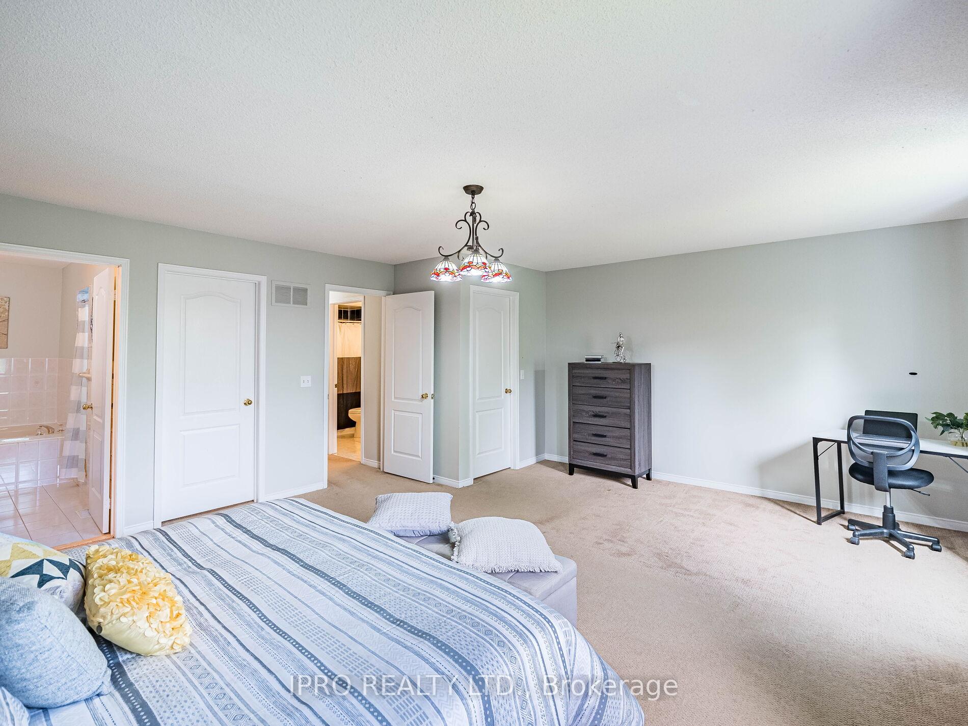 4 Bedrooms Condo at 833 Scollard, Mississauga For sale