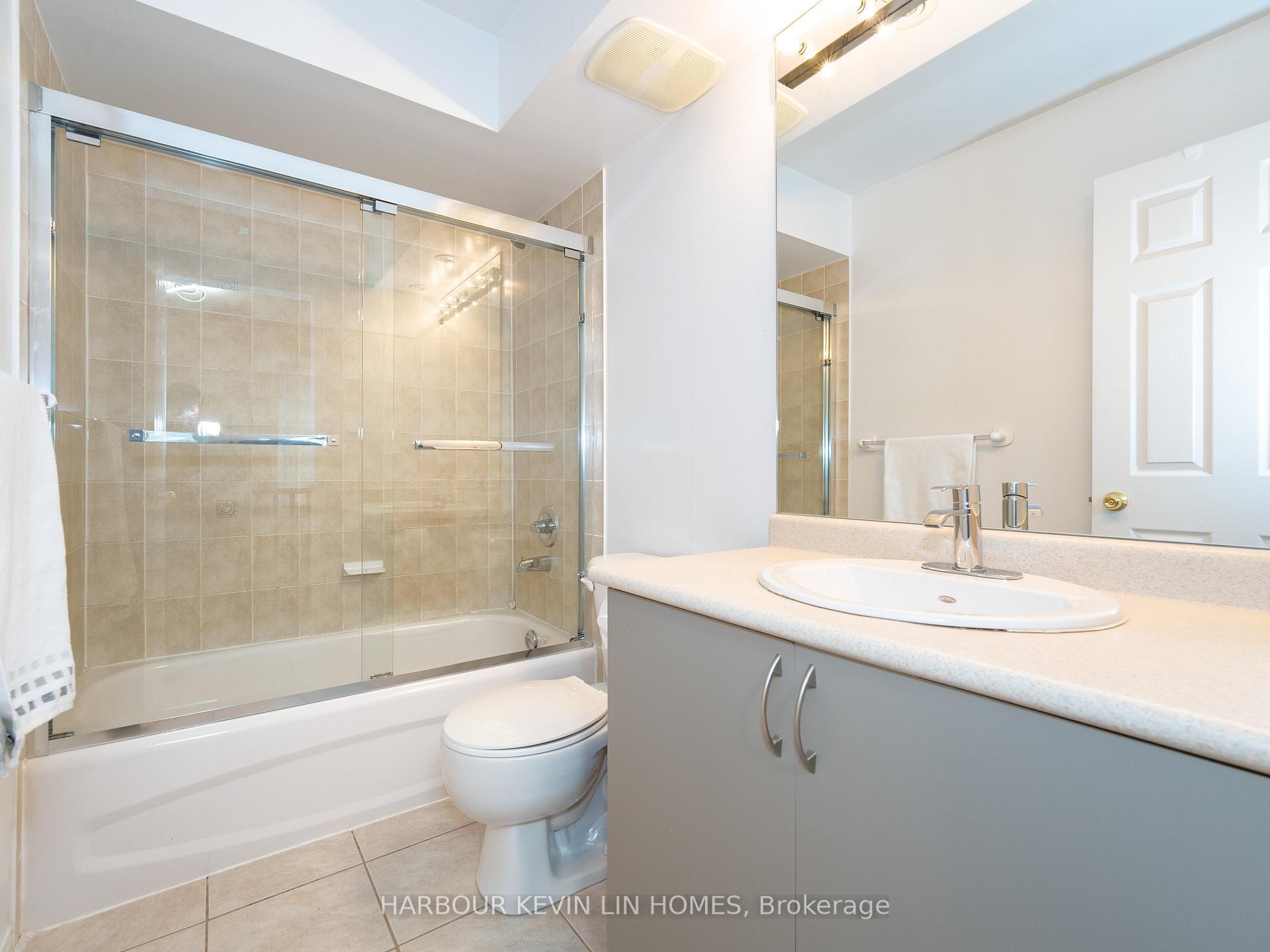 3 Bedrooms Condo at 4975 Southampton, Mississauga For sale