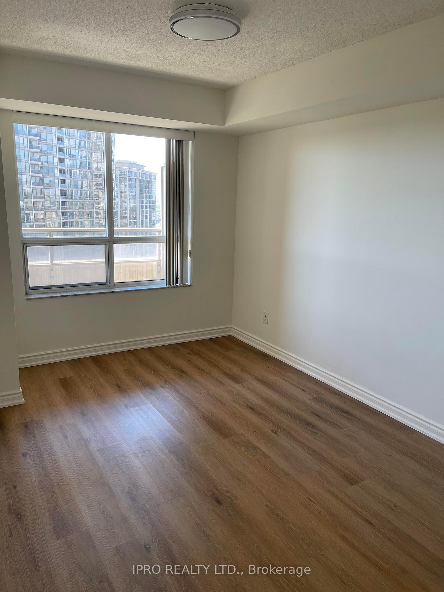 3 Bedrooms Condo at 25 Kingsbridge, Mississauga For sale