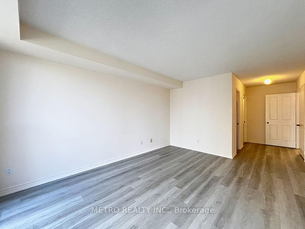 3 Bedrooms Condo at 18 Hollywood, Toronto For sale