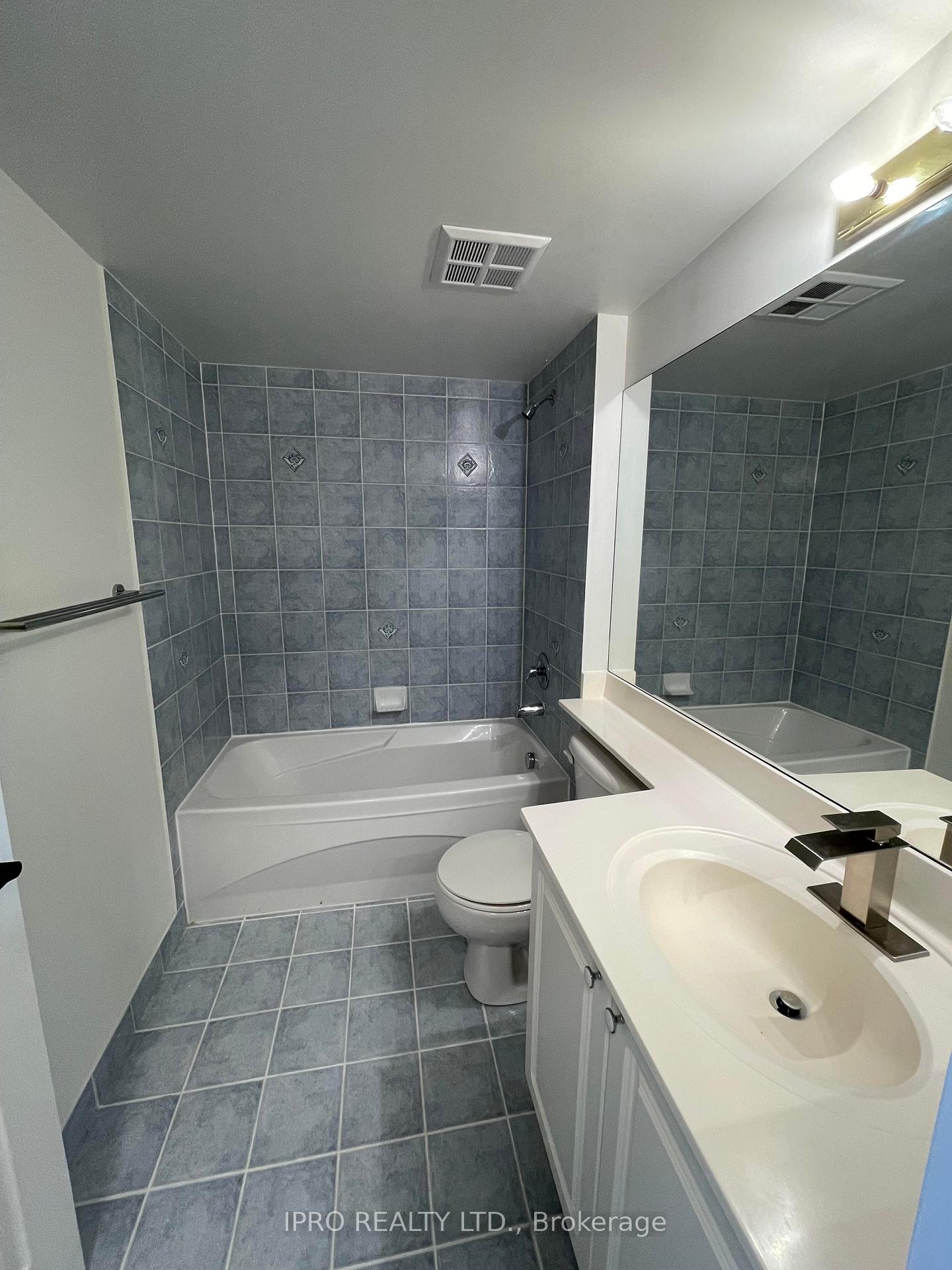 3 Bedrooms Condo at 25 Kingsbridge, Mississauga For sale