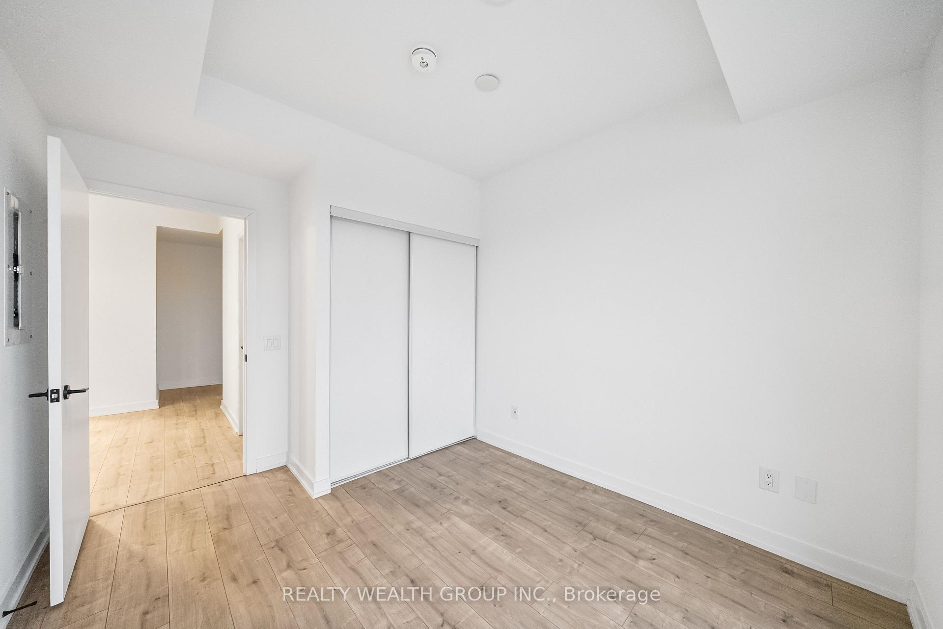 2 Bedrooms Condo at 215 LAKESHORE, Mississauga For sale