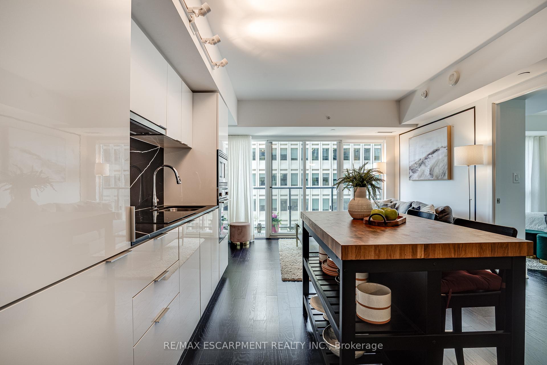 3 Bedrooms Condo at 955 BAY, Toronto For sale