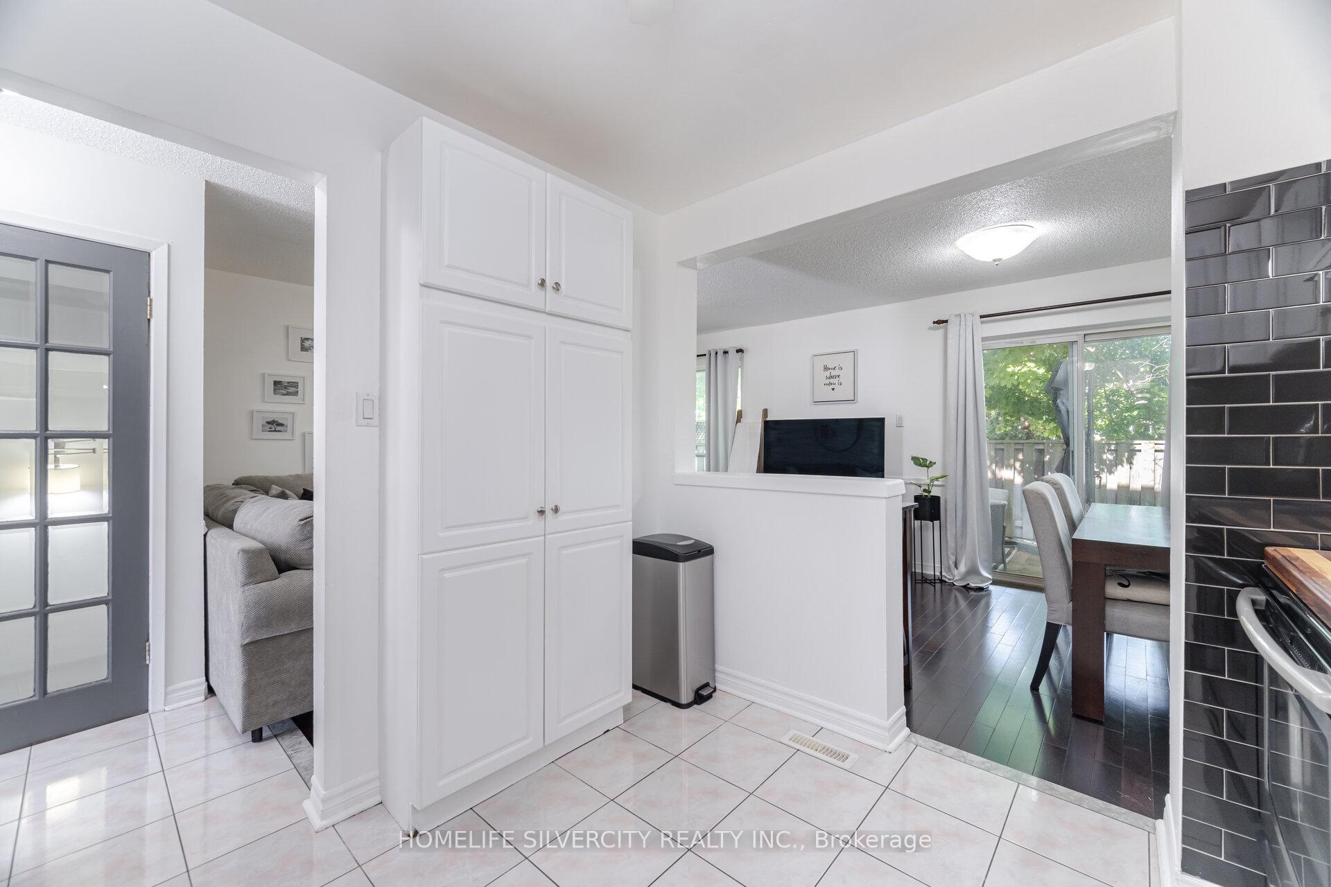 3 Bedrooms Condo at 3500 Glen erin, Mississauga For sale