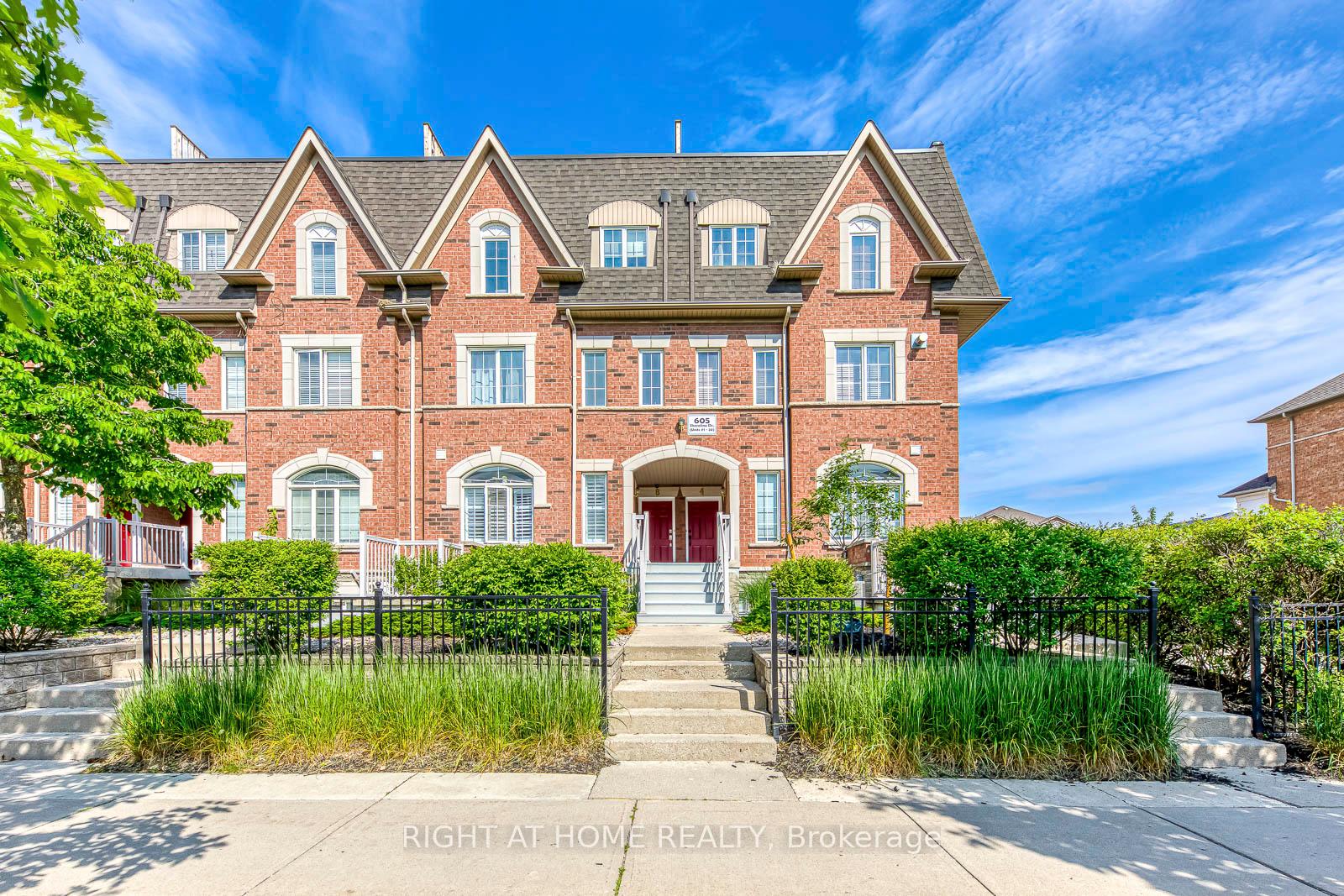 2 Bedrooms Condo at 605 Shoreline, Mississauga For sale