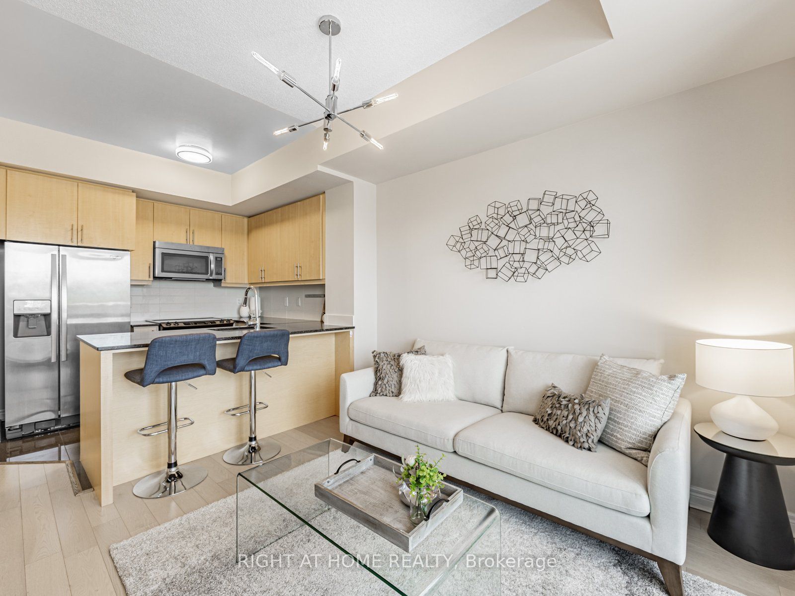 2756 Old Leslie Street, #811