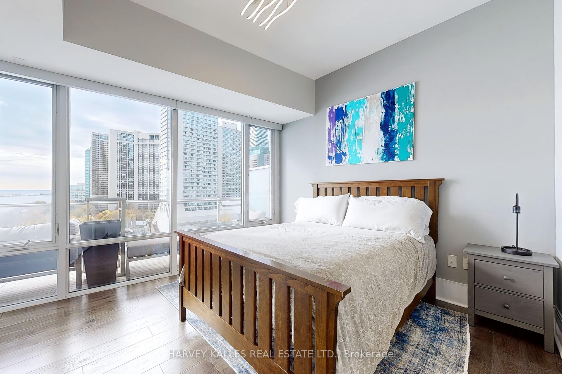 29 Queens Quay N/A E 1006