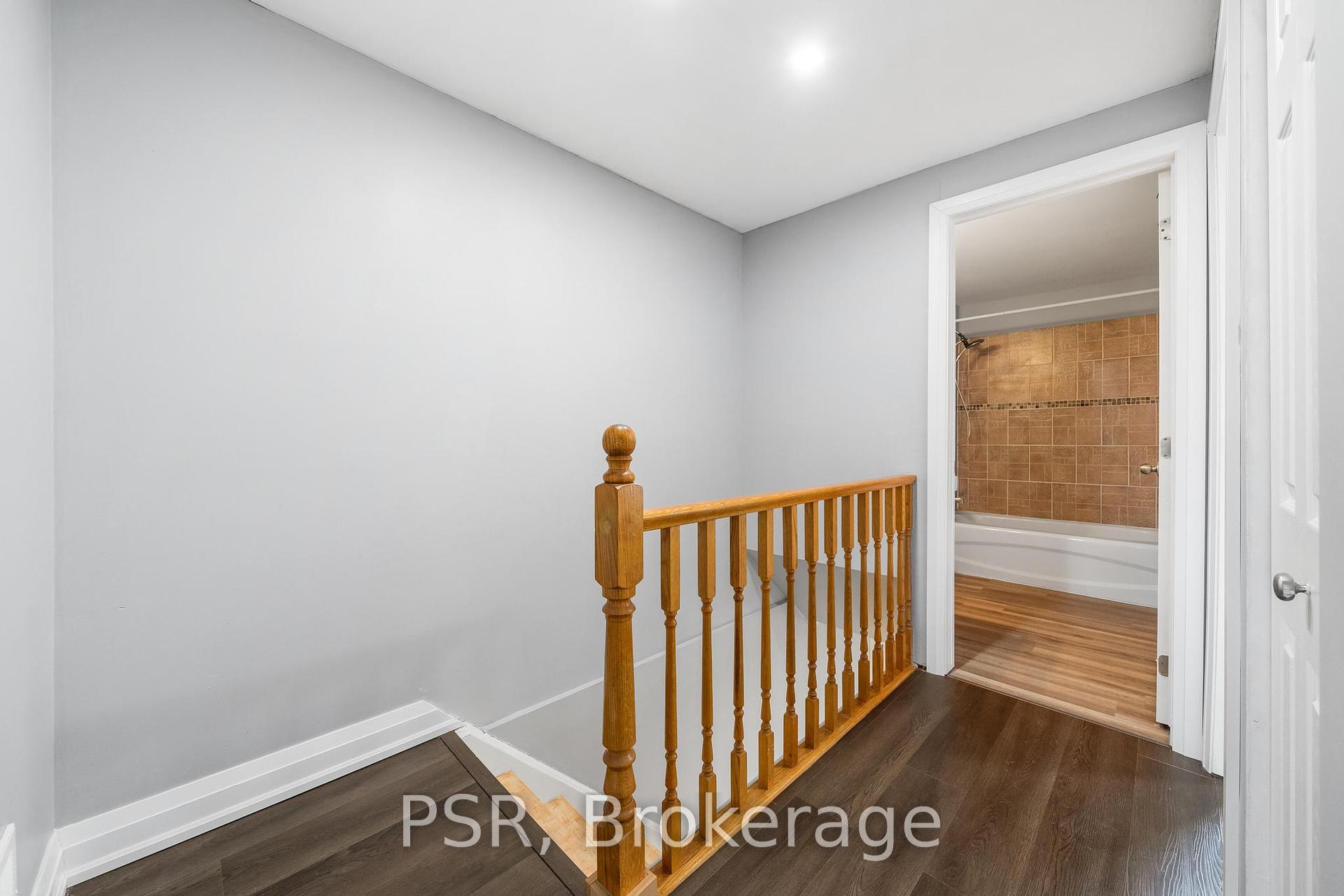 3 Bedrooms Condo at 10 Angus, Hamilton For sale