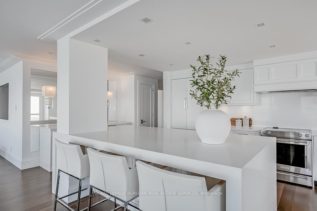 2 Bedrooms Condo at 2190 Lakeshore, Burlington For sale