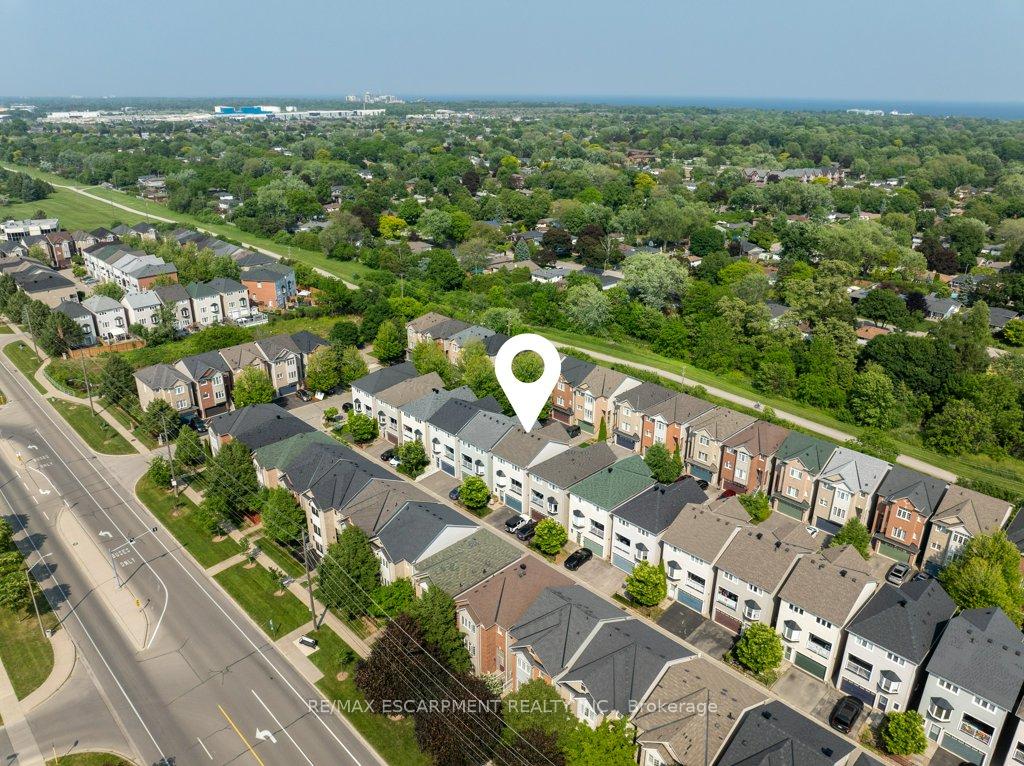 4 Bedrooms Condo at 5090 Fairview, Burlington For sale