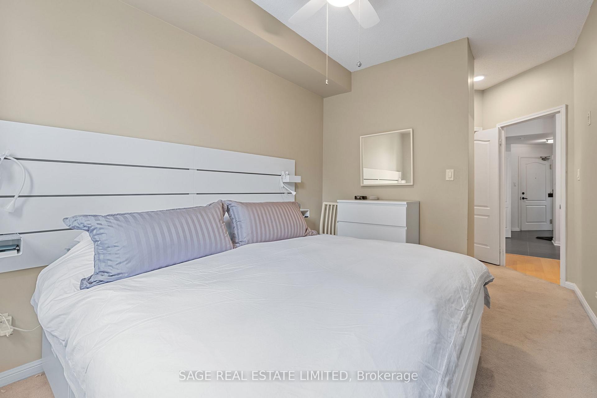 2 Bedrooms Condo at 55 Lorindale, Toronto For sale