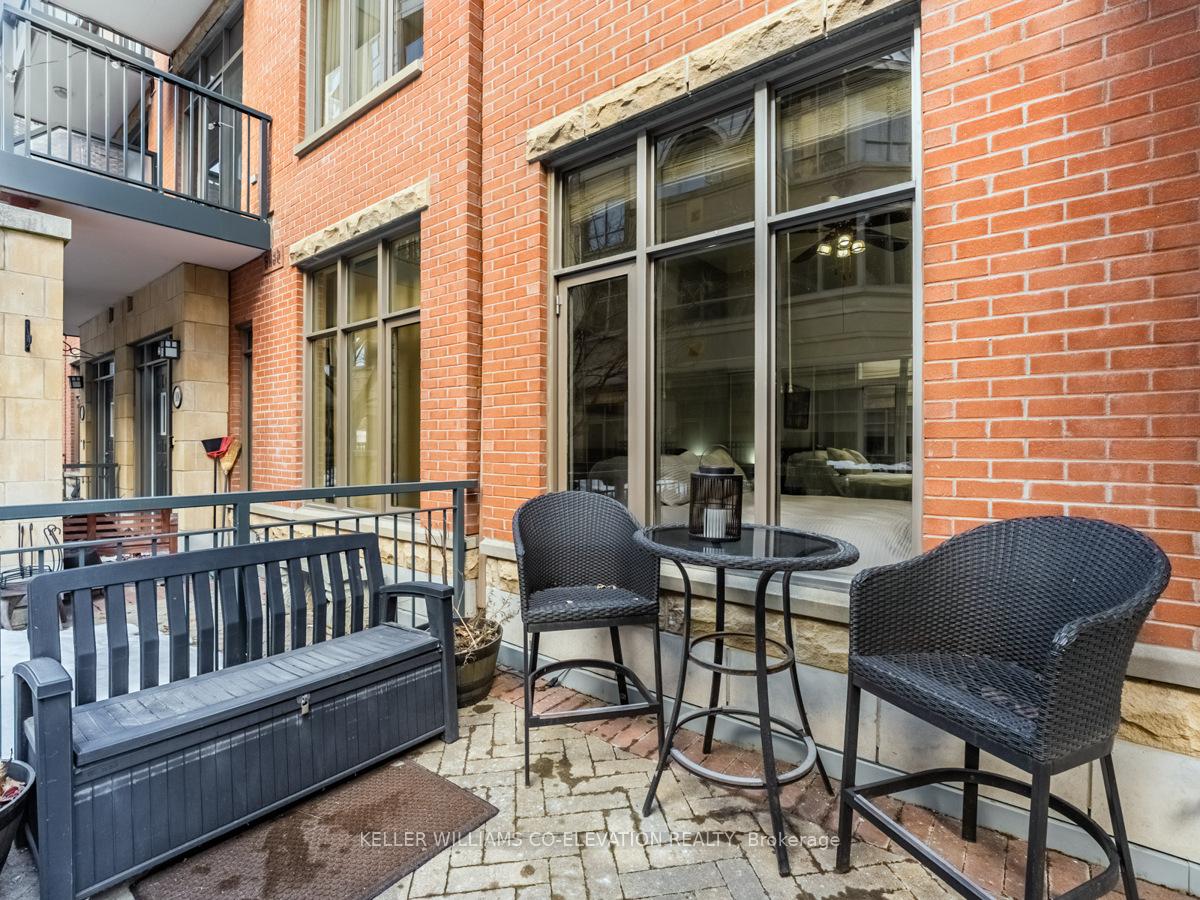 2 Bedrooms Condo at 330 Princess Royal, Mississauga For sale