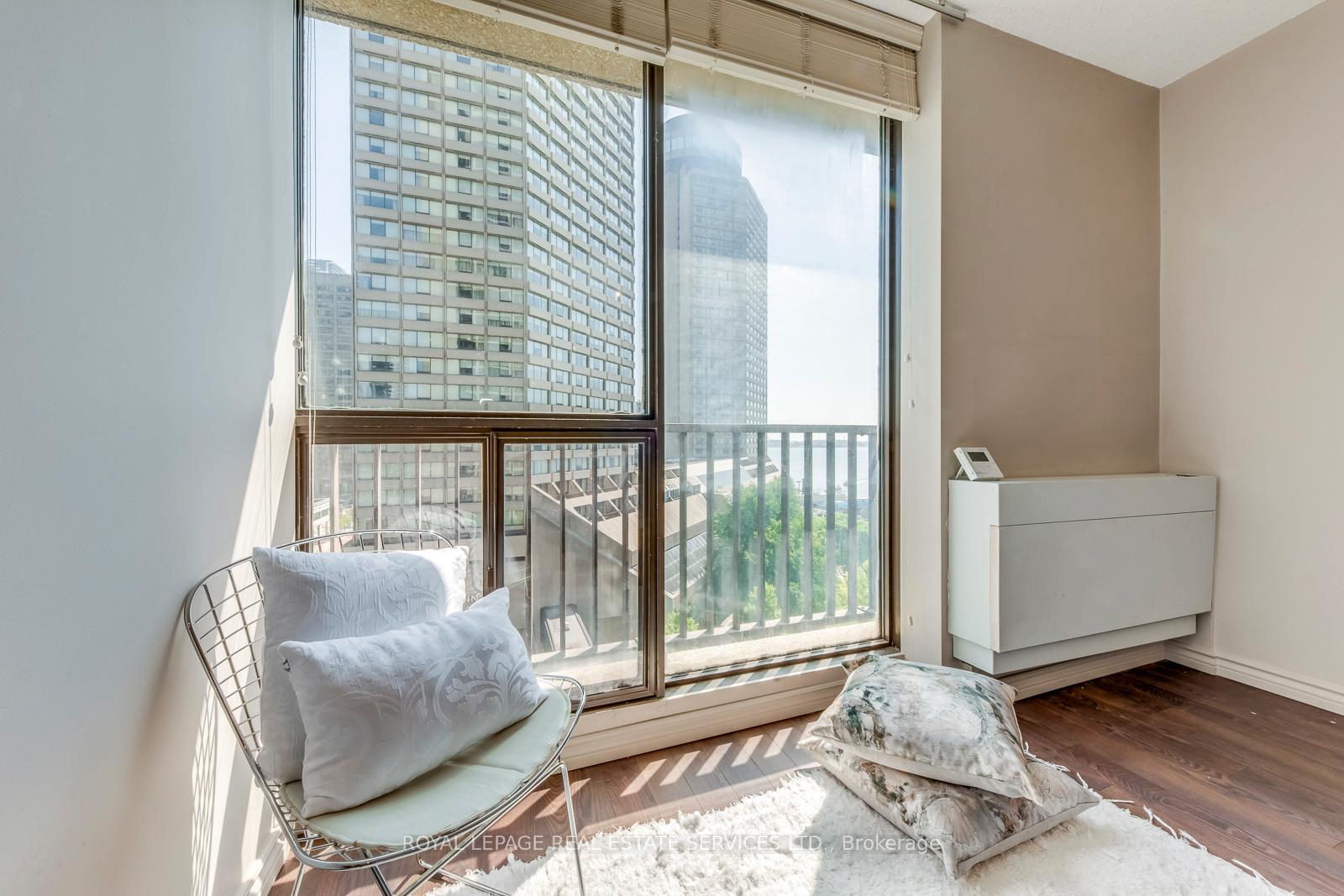 2 Bedrooms Condo at 33 Harbour, Toronto For sale