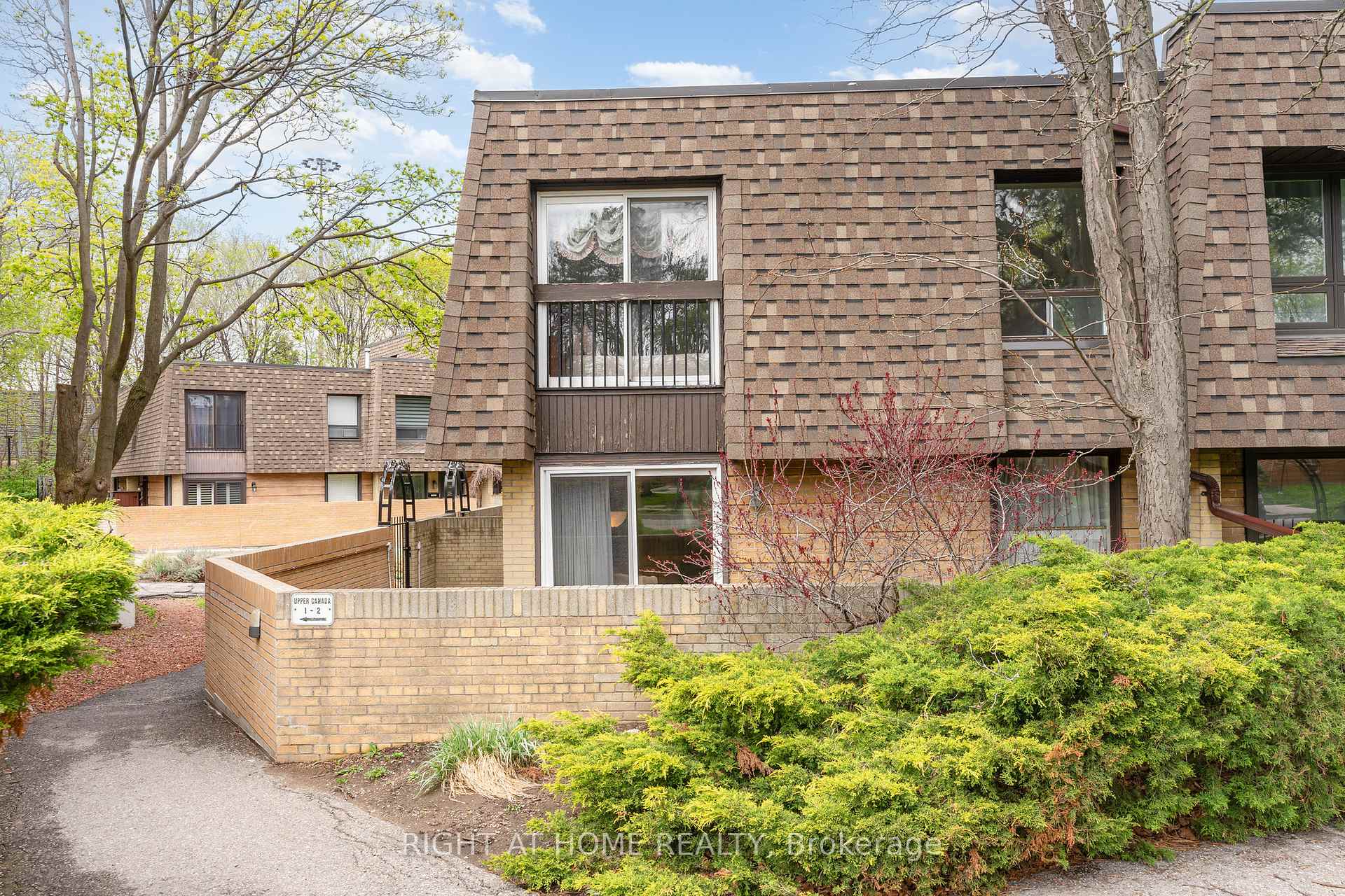 3 Bedrooms Condo at 74 Upper Canada, Toronto For sale