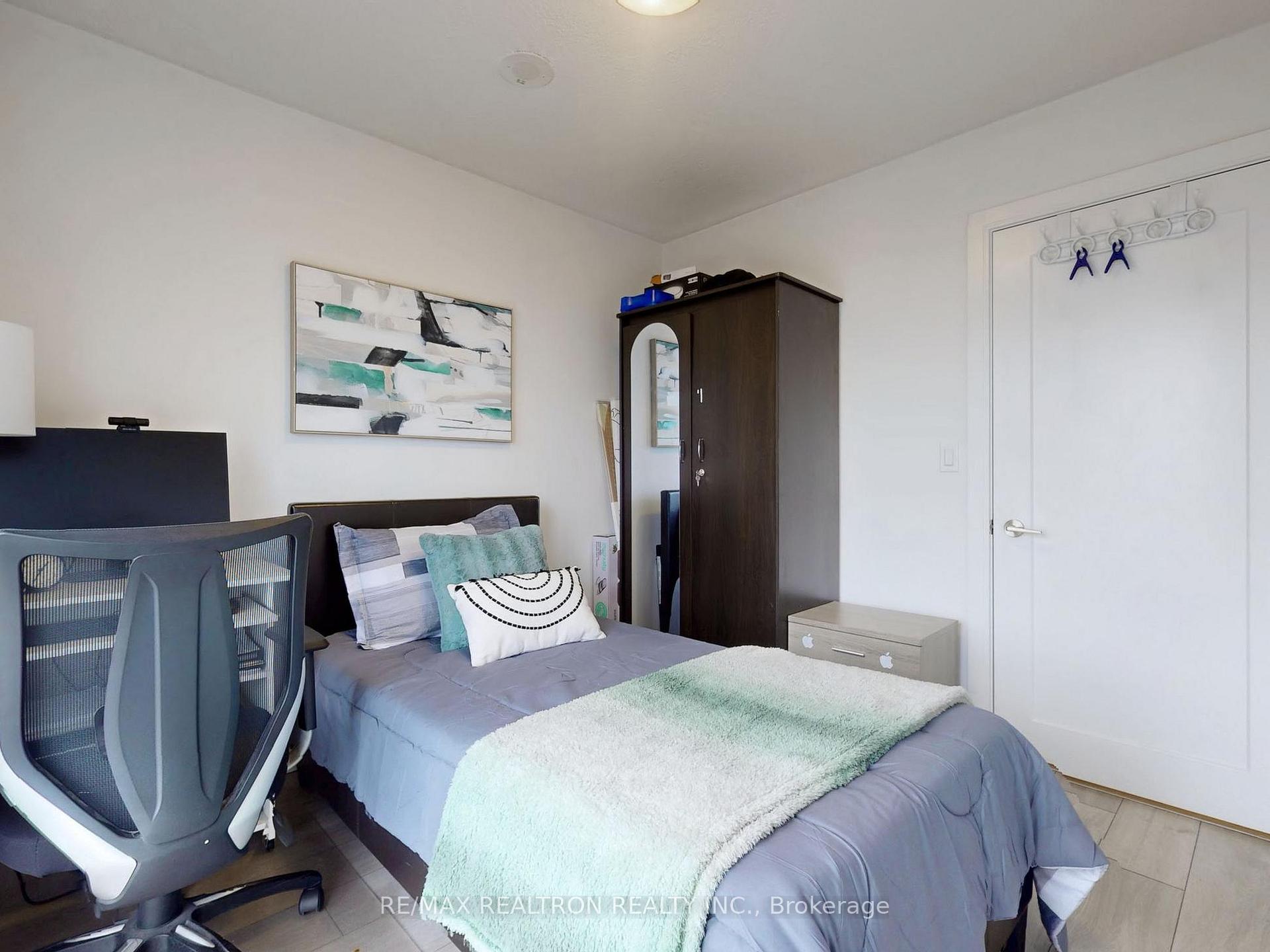 2 Bedrooms Condo at 225 Village Green, Toronto For sale