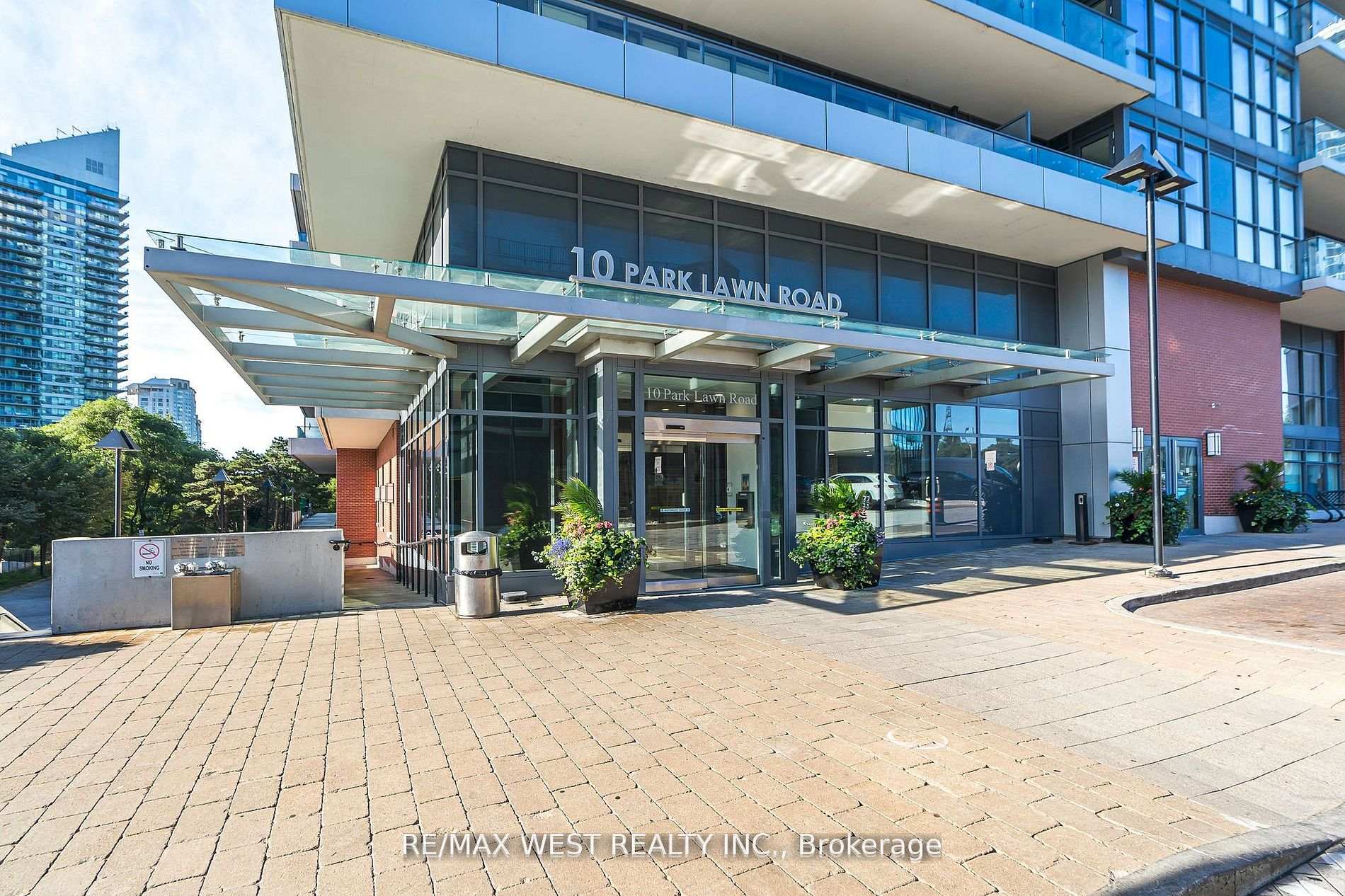 1 Bedroom Condo at 10 Park Lawn, Toronto For sale