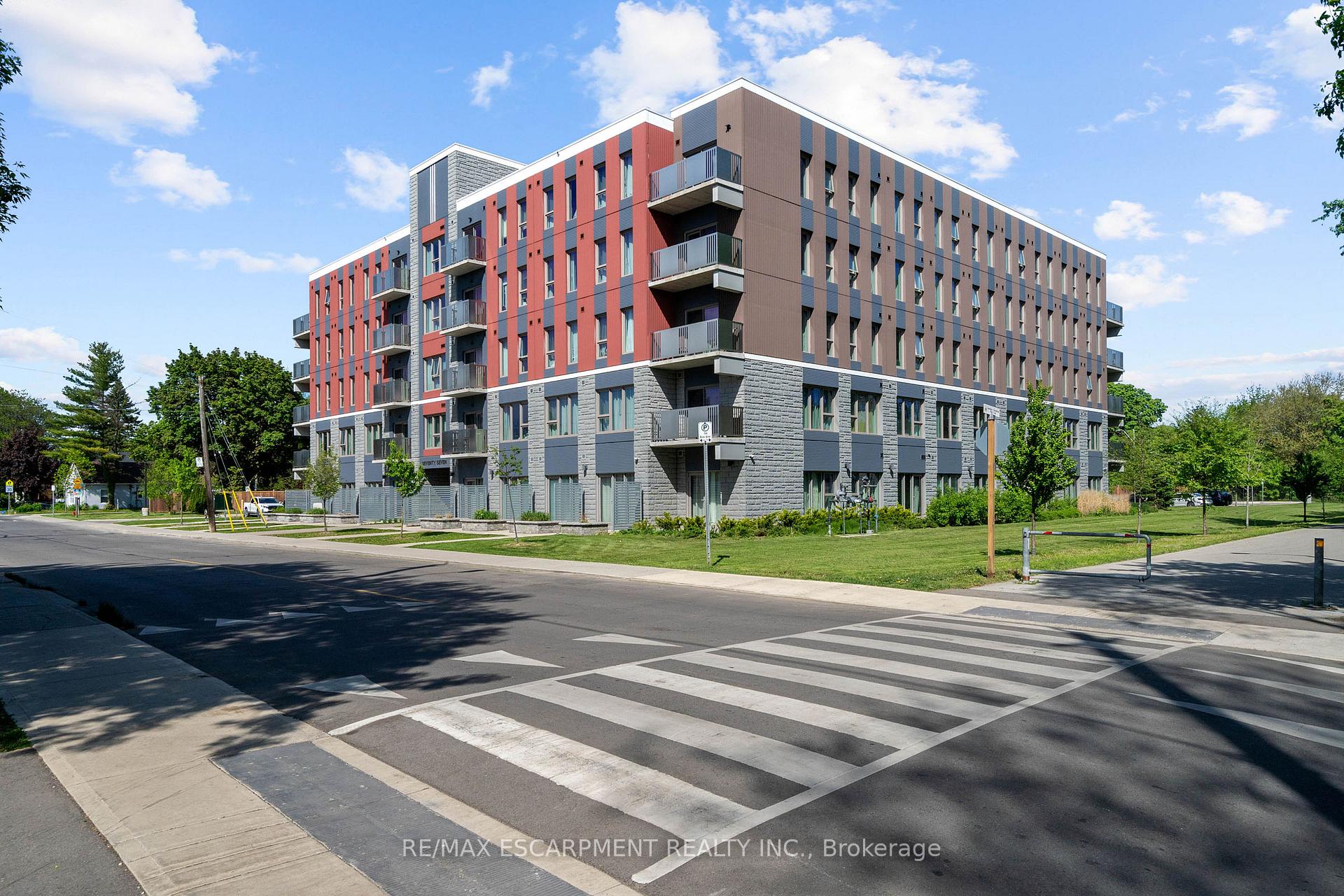 2 Bedrooms Condo at 77 LELAND, Hamilton For sale