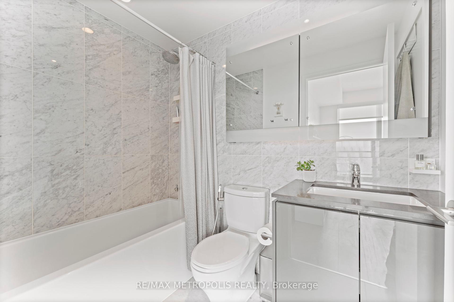 2 Bedrooms Condo at 117 McMahon, Toronto For sale