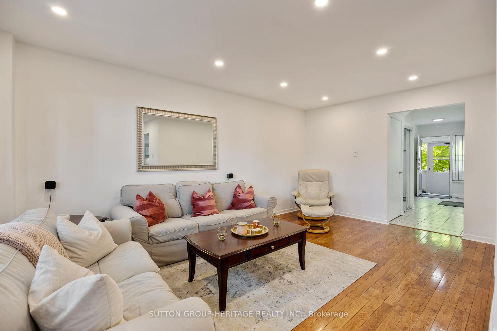 4 Bedrooms Condo at 40 Dundalk, Toronto For sale
