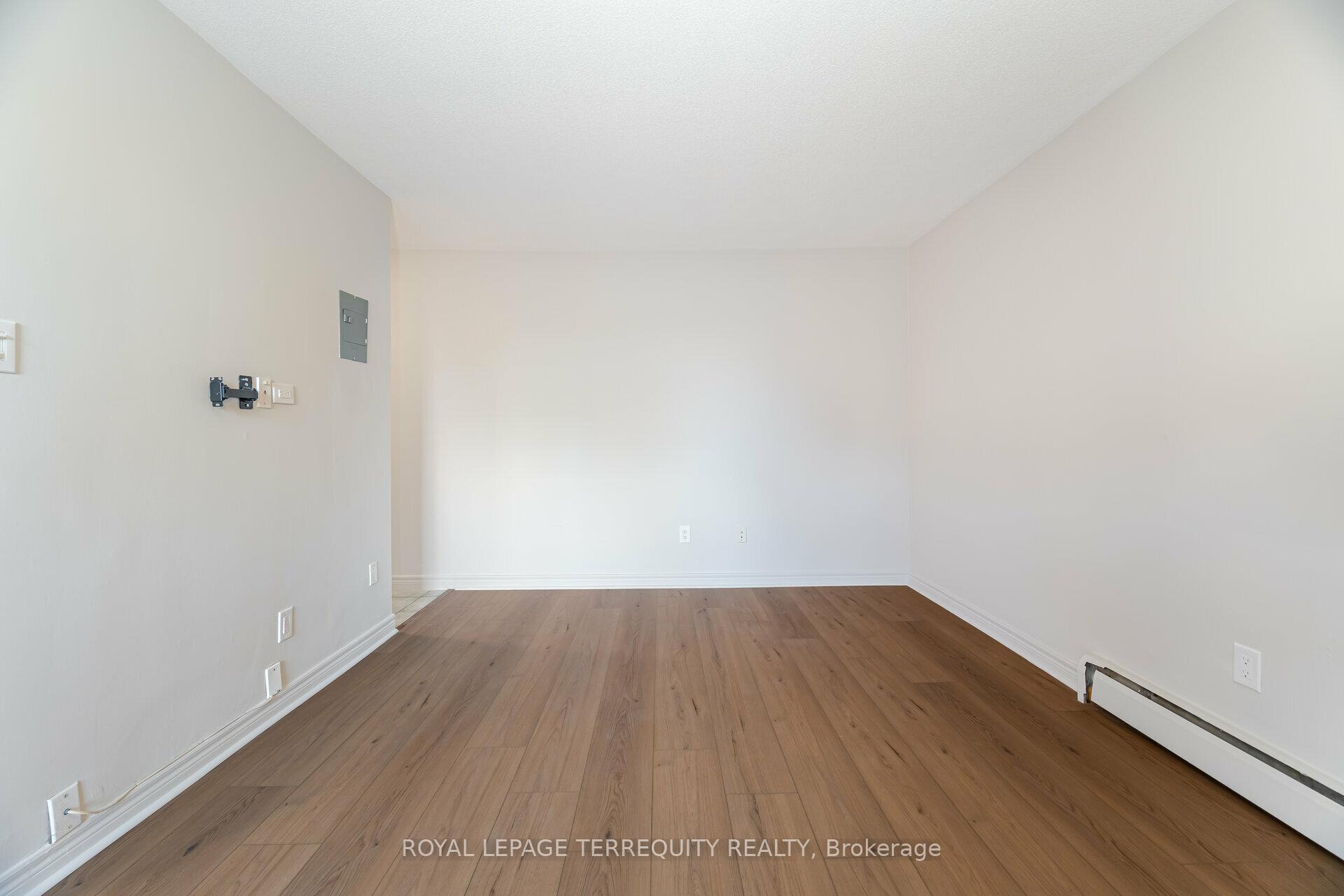 2 Bedrooms Condo at 81 Charlton, Hamilton For sale